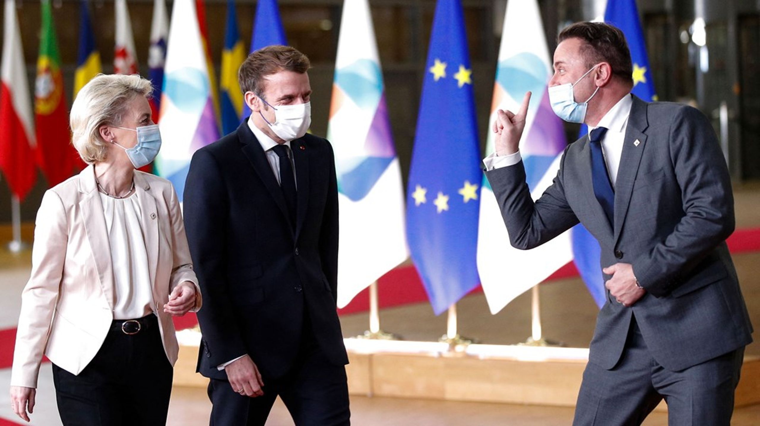 Kommissionsformand Ursula von der Leyen, Frankrigs præsident, Emmanuel Macron, og Luxembourgs premierminister, Xavier Bettel, på vej til møde med fem lande i det såkaldte Østlige partnerskab i Bruxelles onsdag. Torsdag er det kun EU-lederne, der deltager.