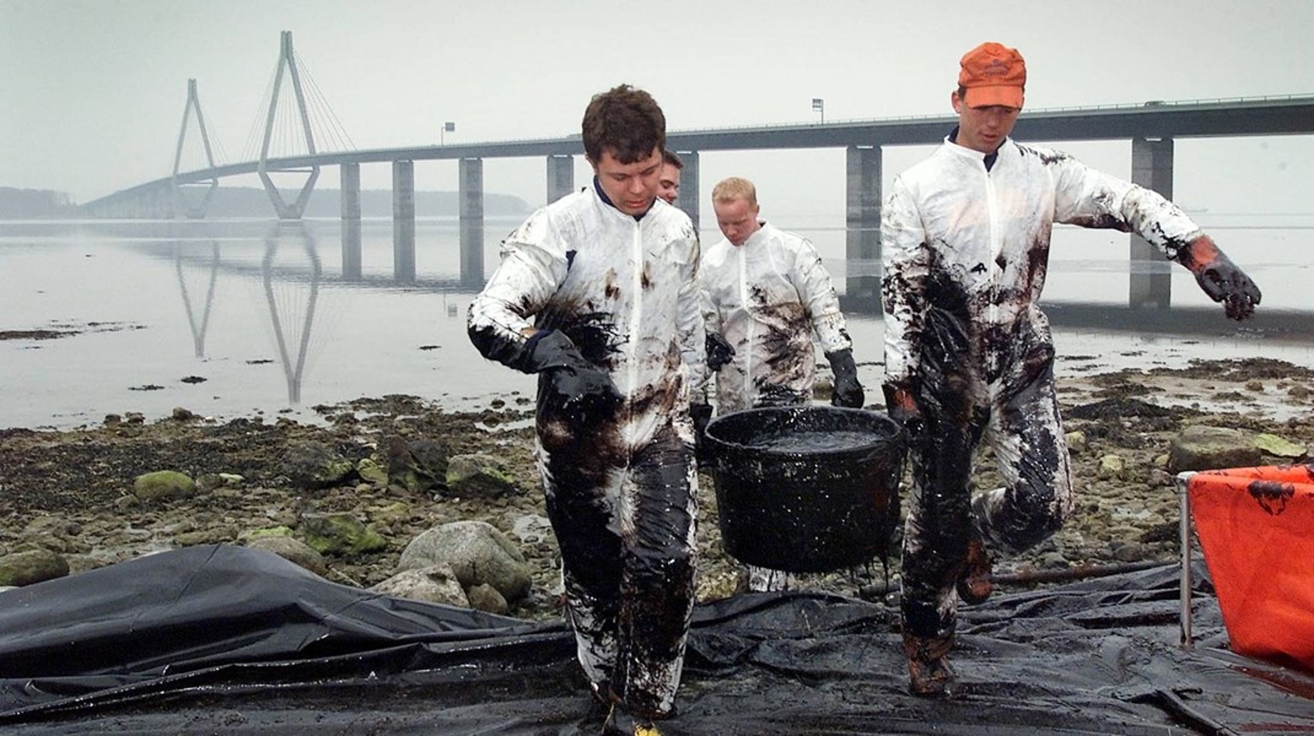 (arkivfoto) Olieforurening efter tankskibskollision ved Grønlund i 2001.&nbsp;