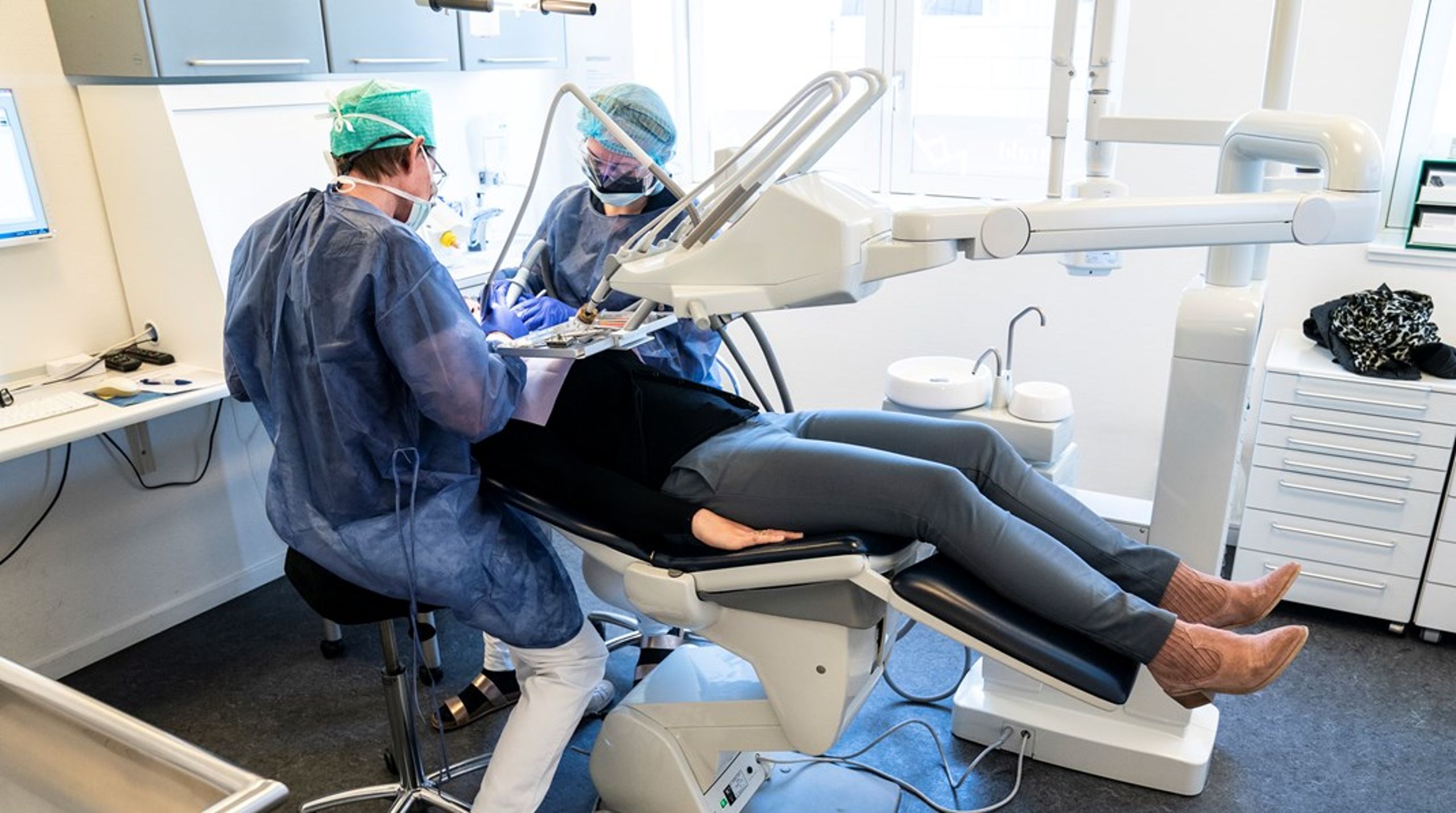 Selvom der på klinikkerne investeres markante summer i nyt og bedre udstyr, så kommer vi ingen vegne uden flere tandlæger og tandplejere, som vi desværre har stor mangel på allerede nu, skriver Jens Mondrup.