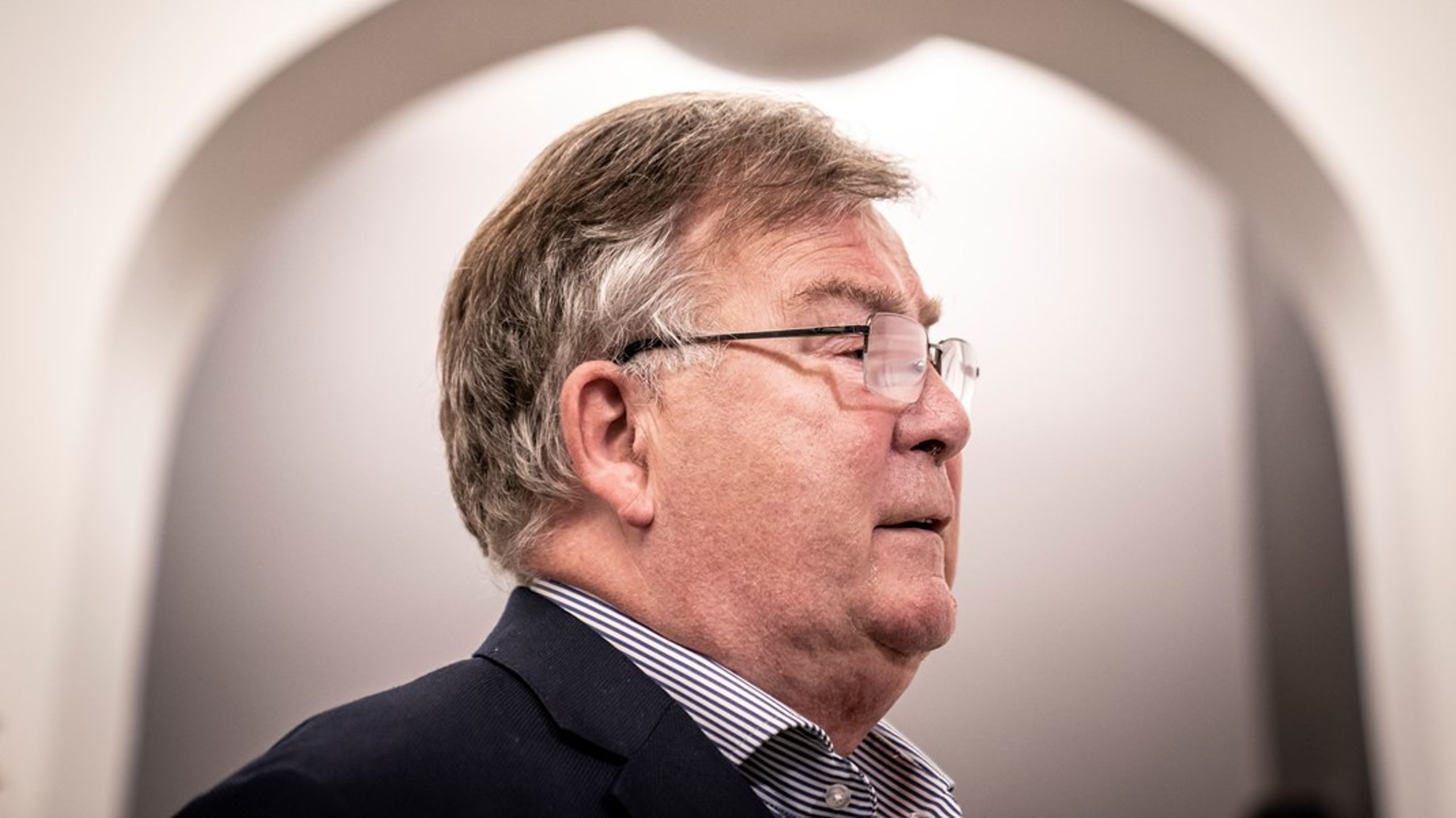 Man skulle tro, at eks-forsvarsminister Claus Hjort også selv ville ønske at få sit gode navn og ry renset ved en retssag, skriver Davis Trads.&nbsp;