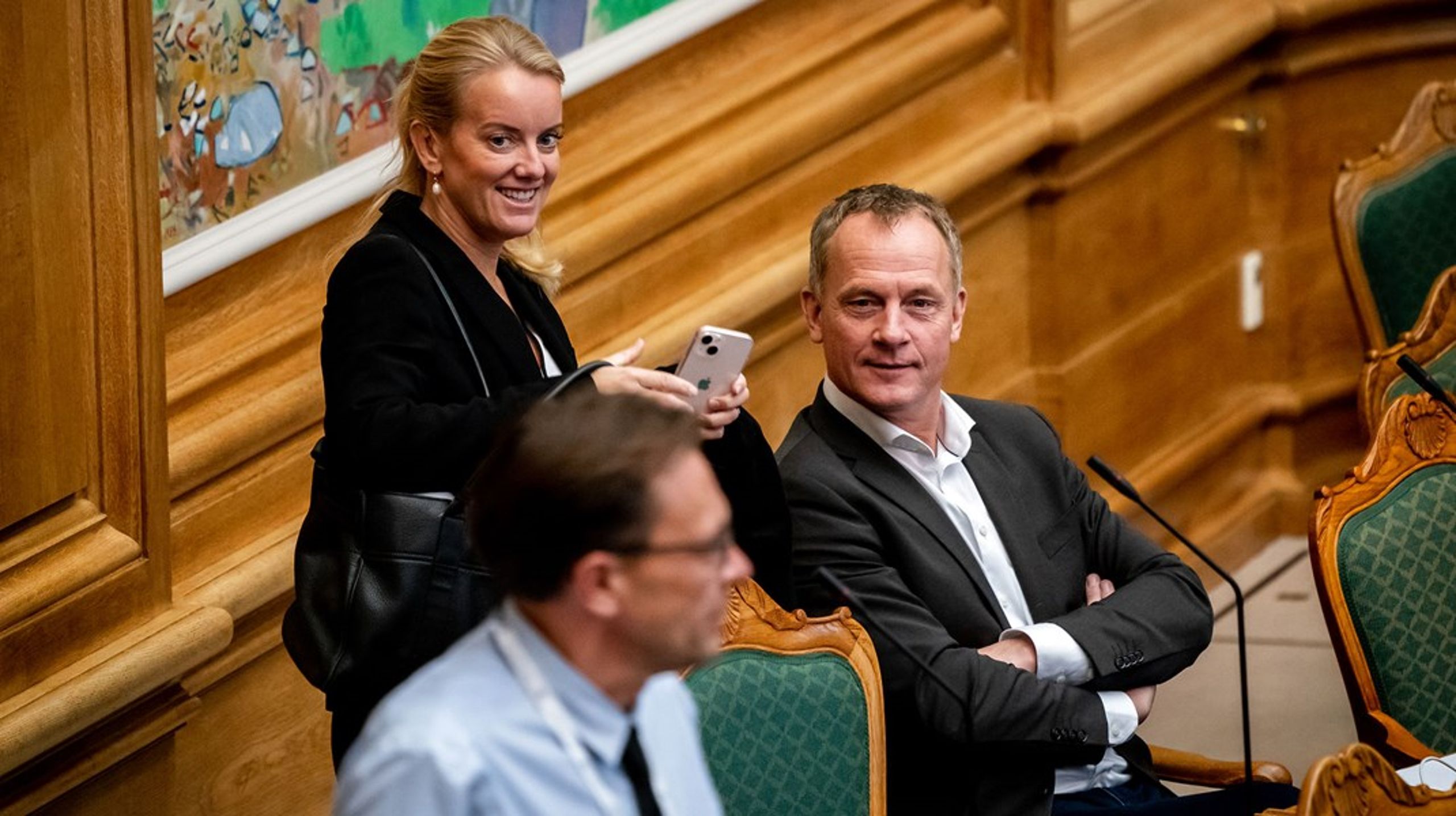 Pernille Vermund og Kim Edberg Andersen under det første møde i folketingssalen efter valget.&nbsp;