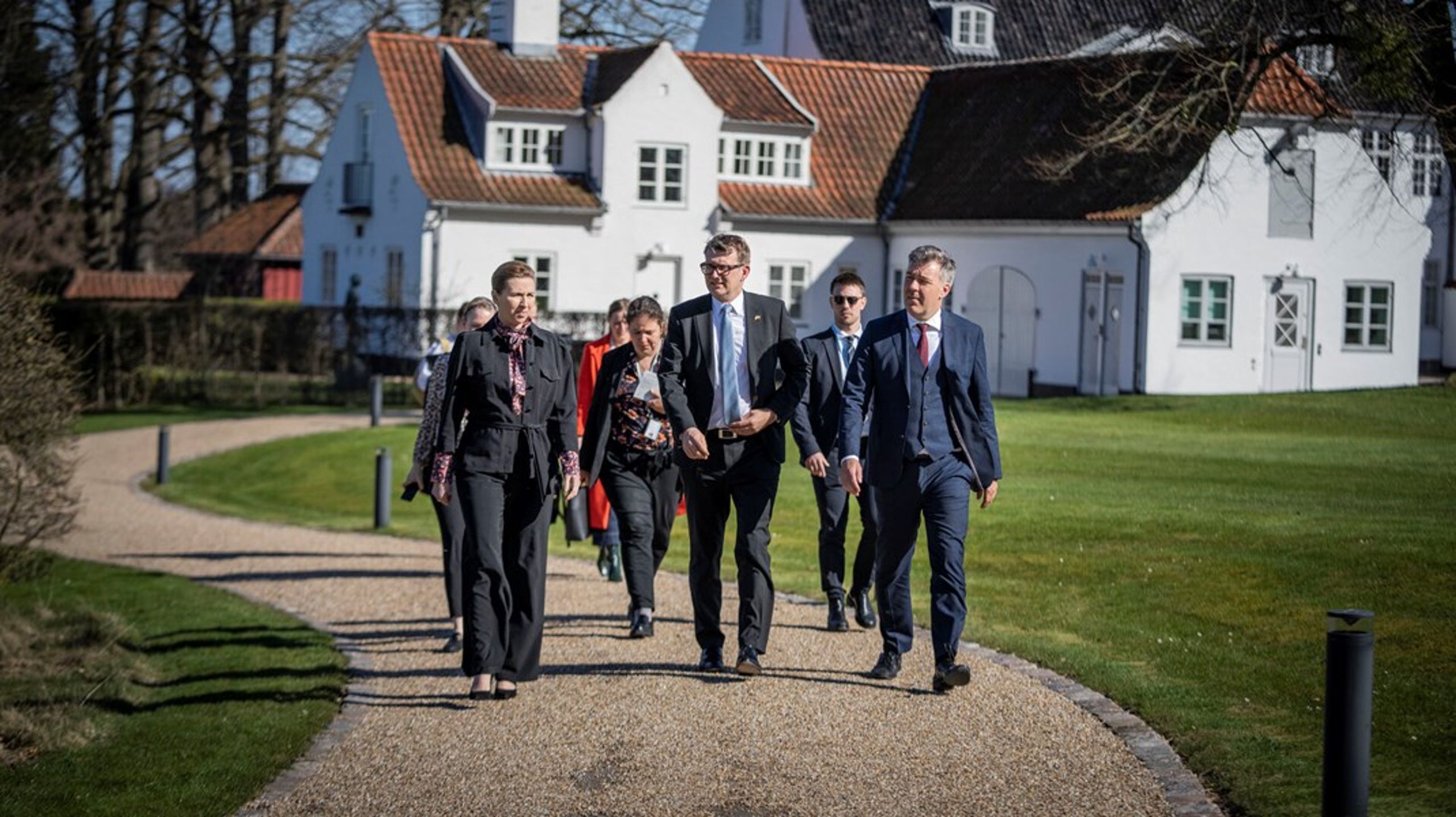 Statsminister Mette Frederiksen (S), fungerende forsvarsminister Troels Lund Poulsen (V) og klima-, energi- og forsyningsminister Lars Aagaard (M) på vej til doorstep uden for Marienborg, hvor de onsdag eftermiddag løftede lidt af sløret for regeringens grønne planer.&nbsp;