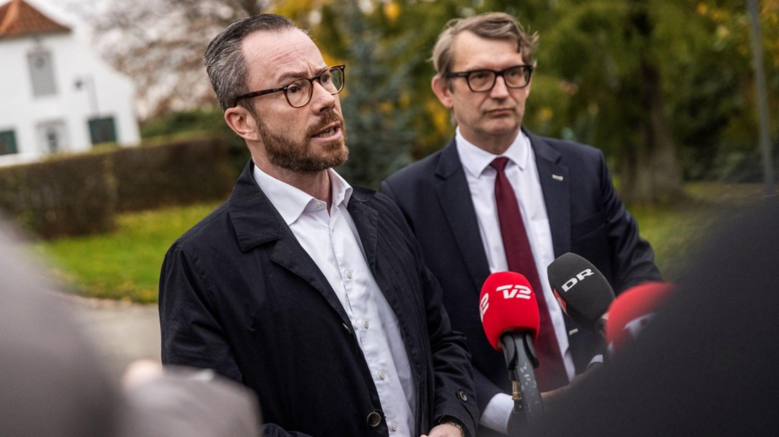 Det trak overskrifter, da Troels Lund holdt sin egen formand ud i helt strakt arm. Adspurgt om førnævnte våbenindkøb, lagde den fungerende forsvarsminister så meget afstand til sin sygemeldte chef, det halve kunnet have været nok, skriver Morten Reimar.