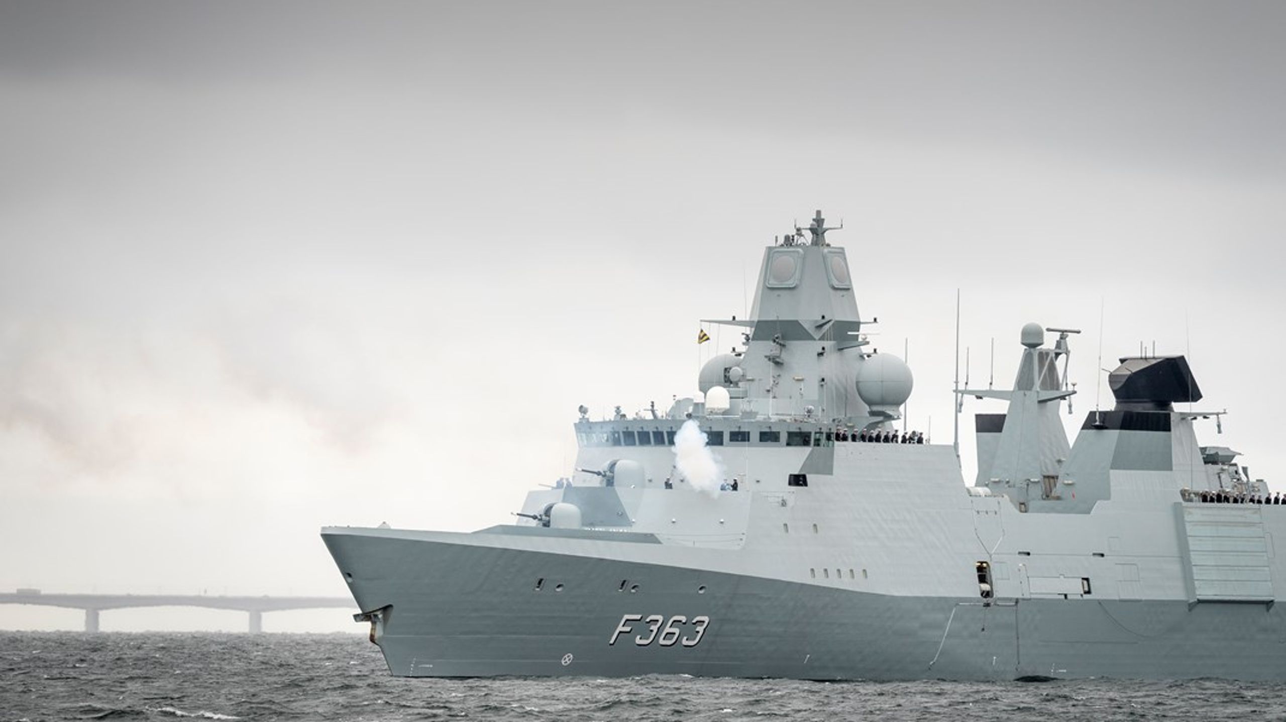 Simon E.Schultz-Larsen&nbsp;har blandt andet tidligere været næstkommanderende for fregatten HDMS Iver Huitfeldt.&nbsp;Her ses fregatten HDMS Niels Juel under markeringen af dronningens 50-års regentjubilæum.