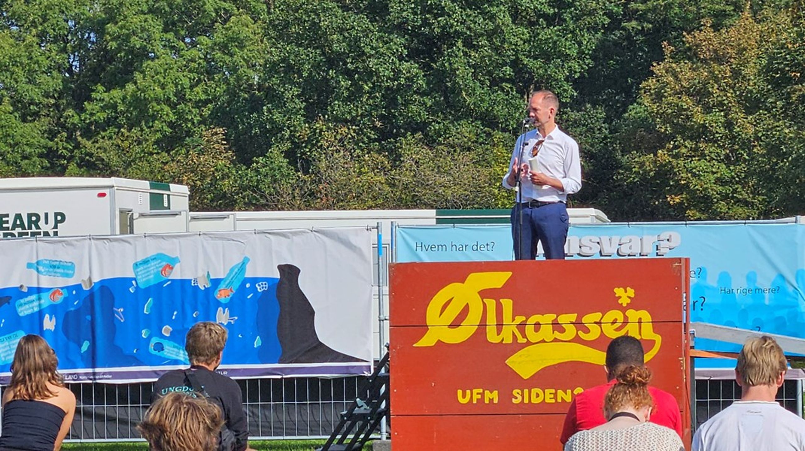 Jeppe Bruus (S) besøgte torsdag Ungdommens Folkemøde i Valbyparken i København. Han opfordrede unge til at komme med input til regulering af gaming og gambling.