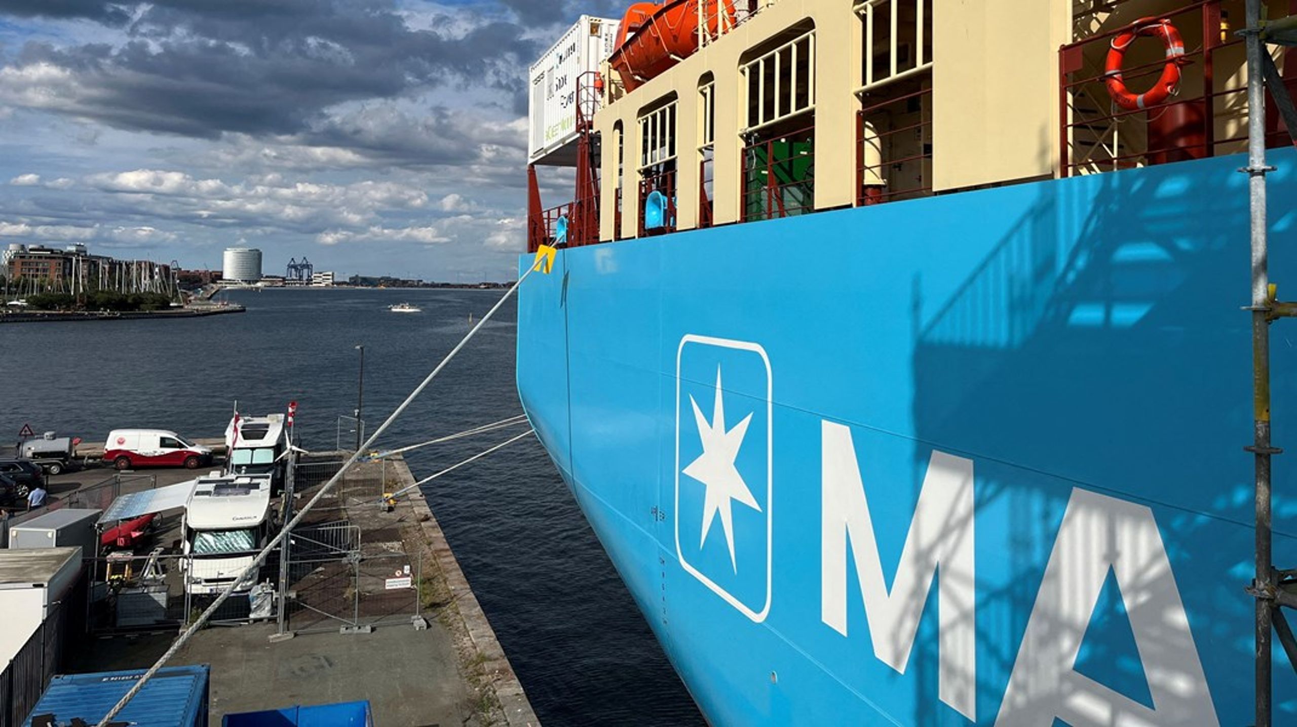 <span>Laura Mærsk – verdens første containerskib, der kan sejle på grøn e-metanol – blev navngivet af Ursula von der Leyen ved en ceremoni ved Langelinie i København. Det er&nbsp;et glimrende eksempel på, hvor meget det kan rykke, når en virksomhed som Mærsk går forrest, skriver Anne H. Steffensen.</span>