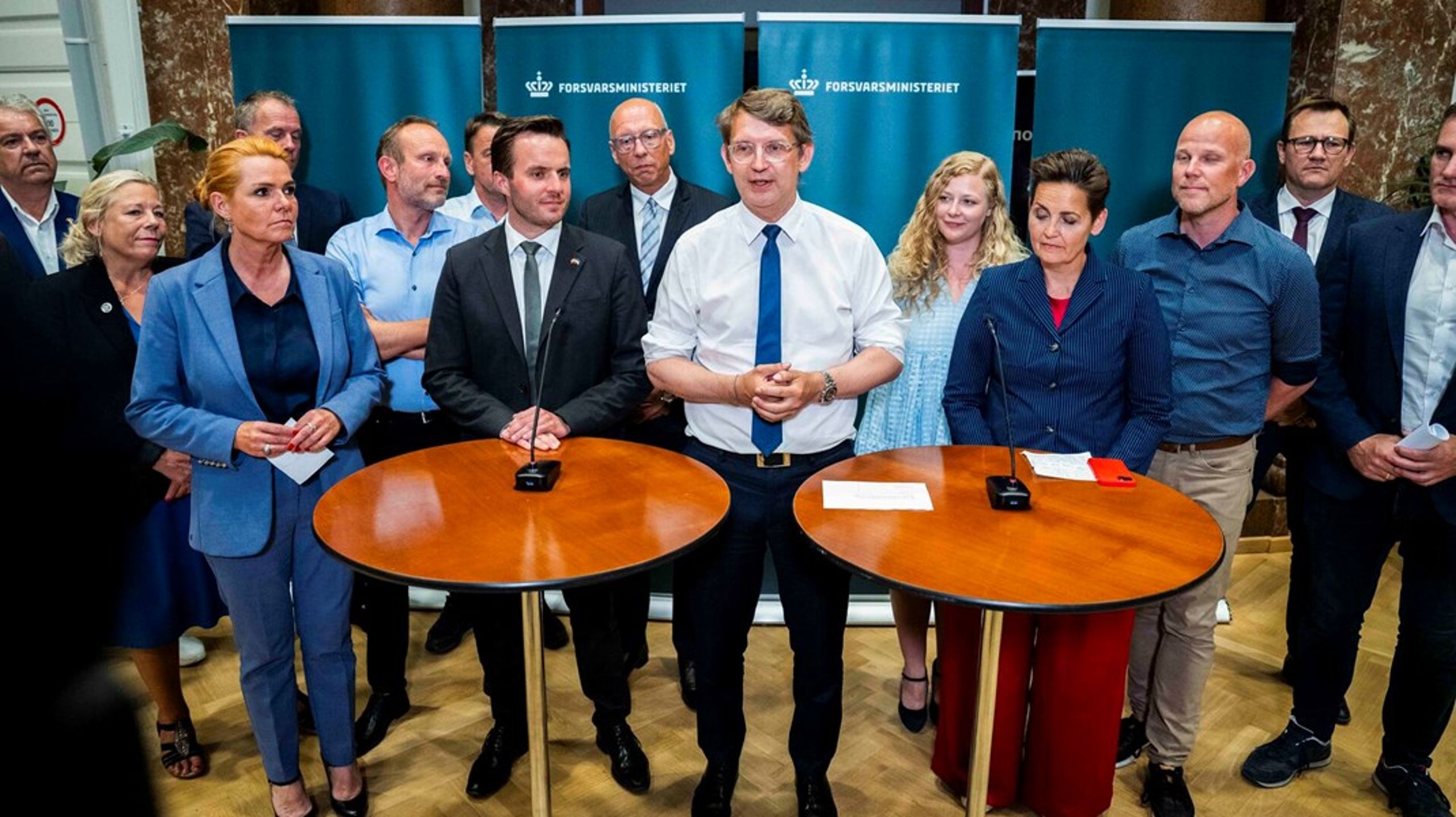 10 af Folketingets partier står bag det forsvarsforlig, som blev indgået i slutningen af juni og præsenteret af dengang fungerende forsvarsminister Troels Lund Poulsen samt partiledere og ordfører fra partierne.