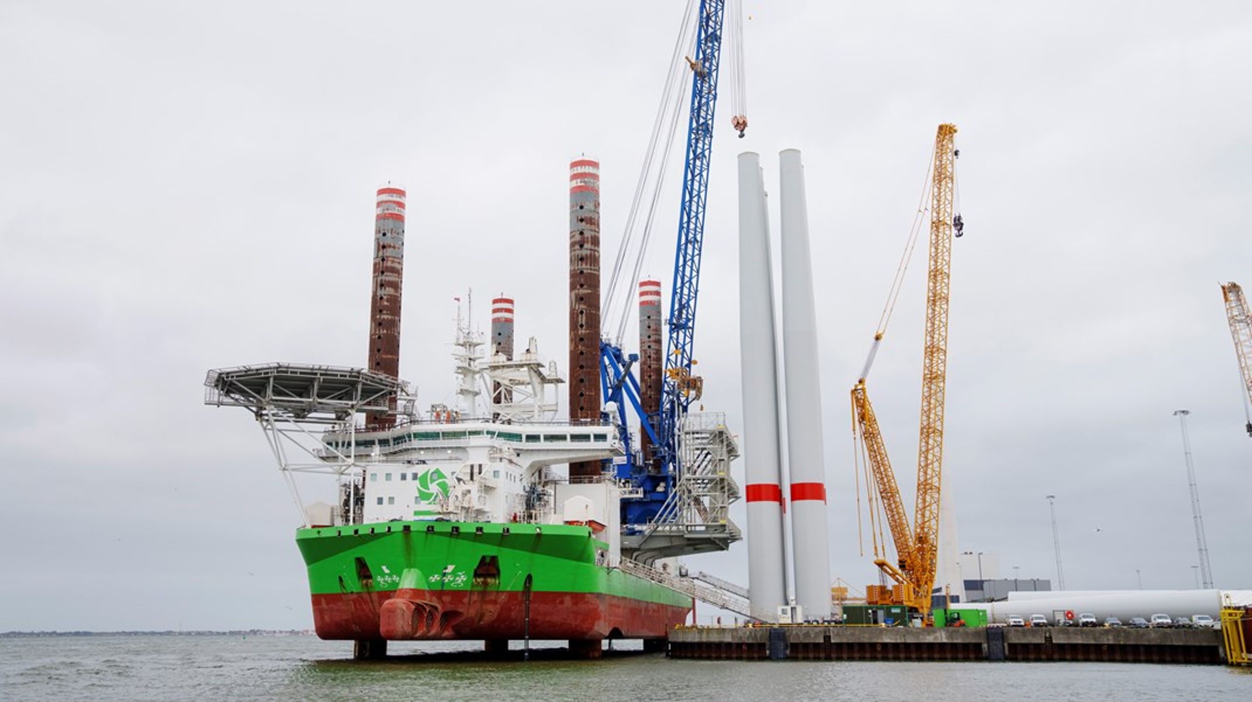 Selvom Esbjerg Havn er Europas største havn for udskibning af vindmøller, så er energibranchen bekymret for, om der er nok plads til fremtidens udbygning af vindenergi.