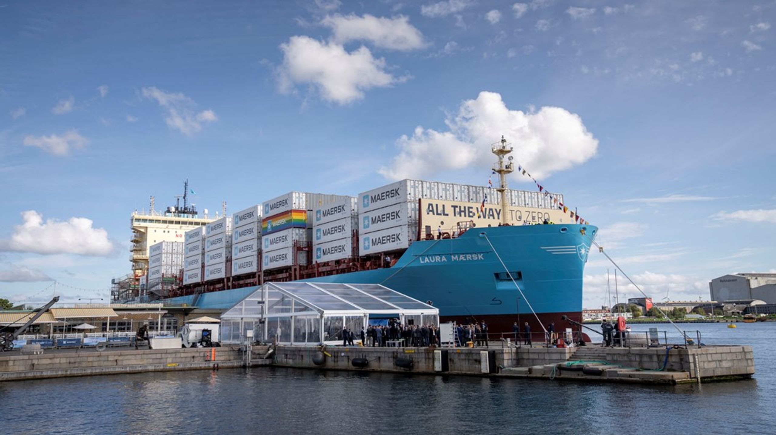 Mærsk har bestilt 25 skibe, der skal sejle på grøn metanol. Det sidste leveres i 2027, mens det første - Laura Mærsk - blev døbt ved Esplanaden i København i september.<br><br>