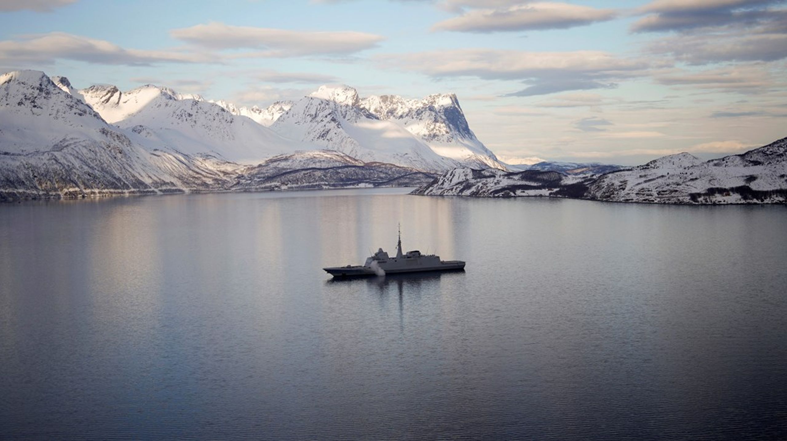Amerikanske og grønlandske krav til fornyelse af den danske flådes kapaciteter udsætter Danmark for et krydspres, skriver Liselotte Odgaard. (På billedet ses en fransk fregat under Natoøvelsen 'Steadfast Defender 2024')