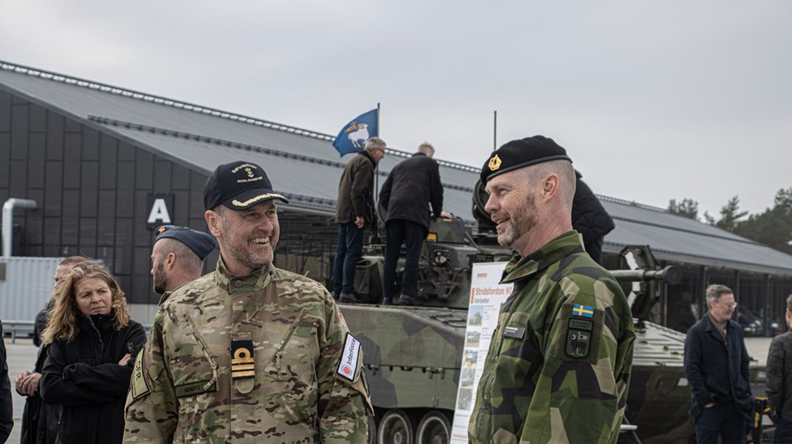 Oberst Dan Rasmussen (th) har været regimentschef for P18 siden august 2023. Til venstre for ham ses Christian G.H. Meinertz, der er adjudant for Kong Frederik.&nbsp;<div><br></div>
