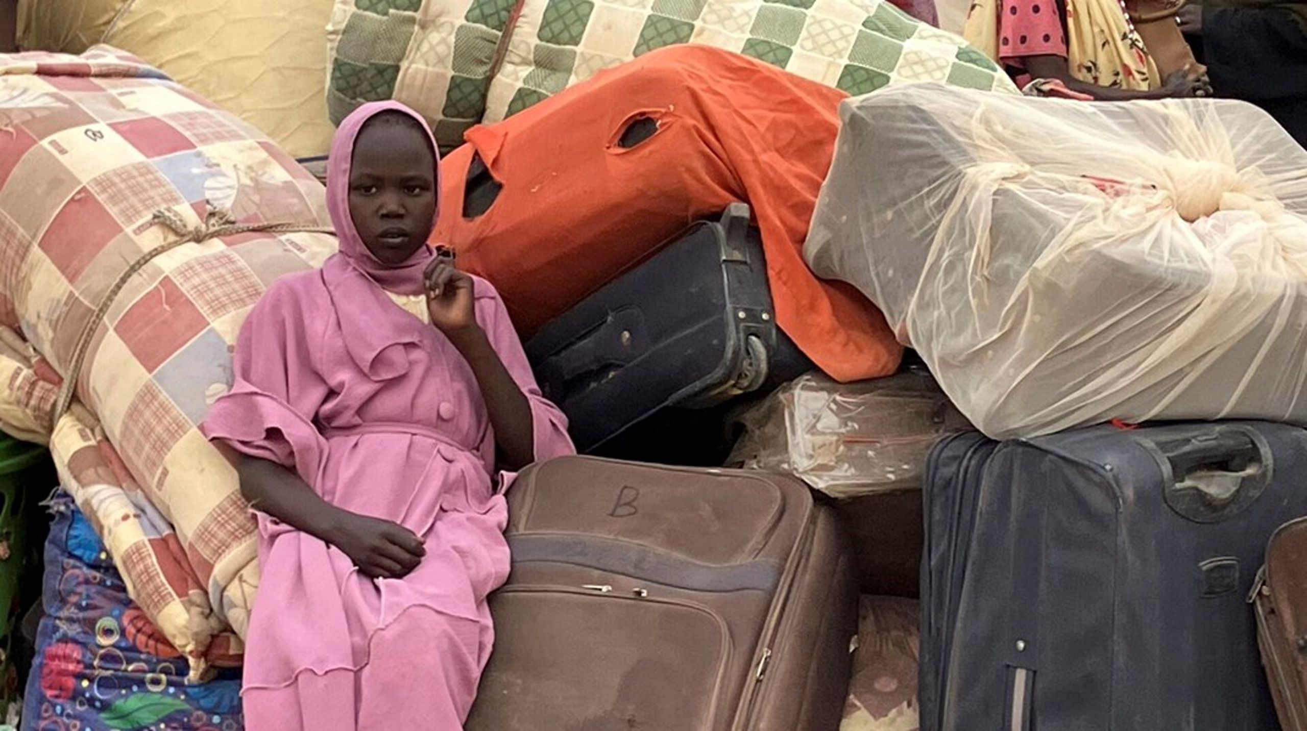 Den blodige borgerkrig i Sudan, som begyndte for et år siden, har nu udløst den største flygtningebevægelse i verden.&nbsp;