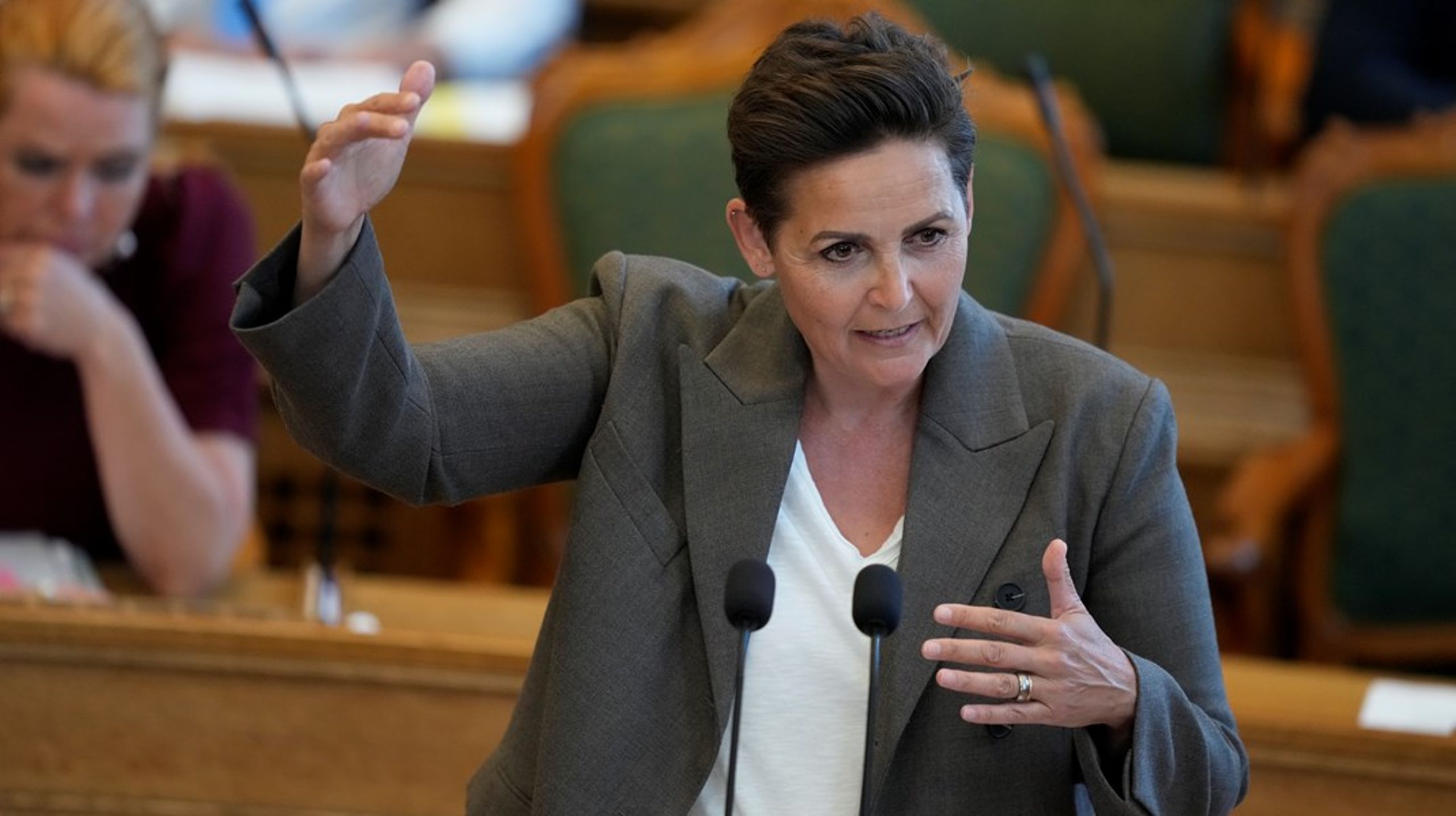 SF-formand Pia Olsen Dyhr forsøgte tirsdag at få statsminister Mette Frederiksen (S) til at svare på, om danskernes pensionsalder skal blive ved med at stige.&nbsp;
