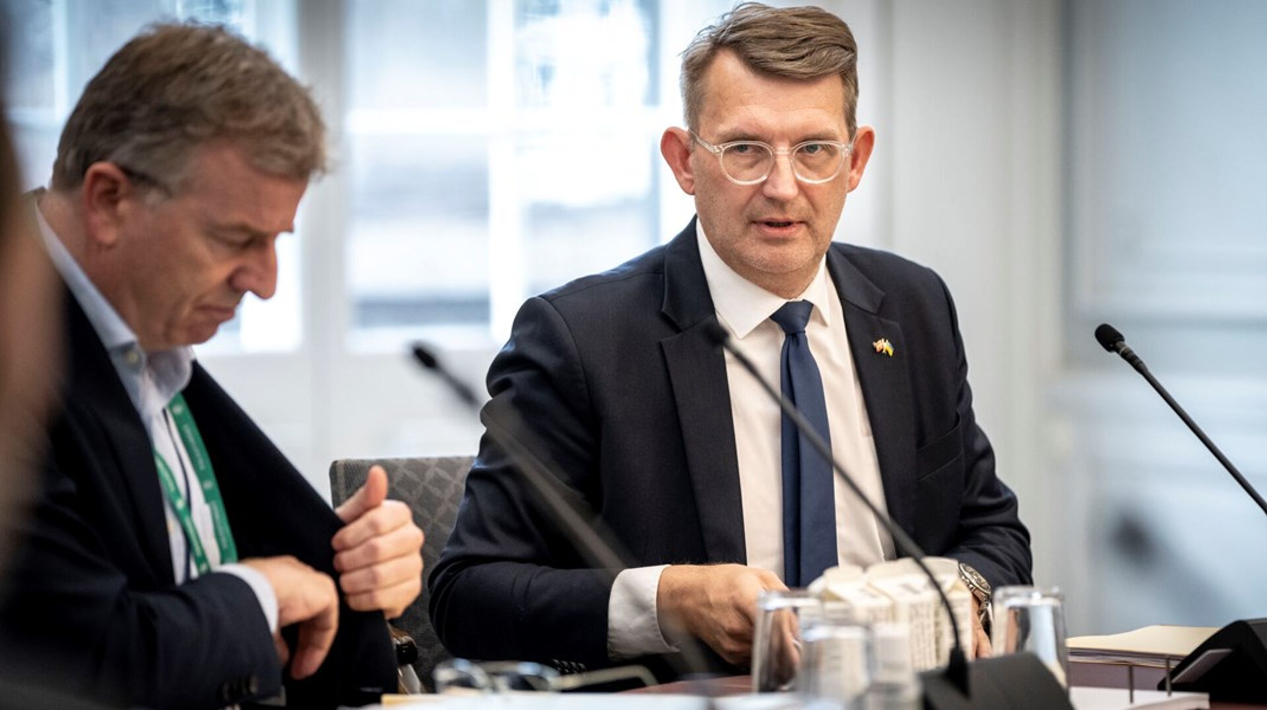Forsvarsminister Troels Lund Poulsen var i november 2023 i samråd i Folketingets finansudvalget om Elbit-sagen, som blandt andet handler om urigtige oplysninger i to aktstykker om anskaffelse af raketkastere og artillerisystemer for 1,74 milliarder kroner.