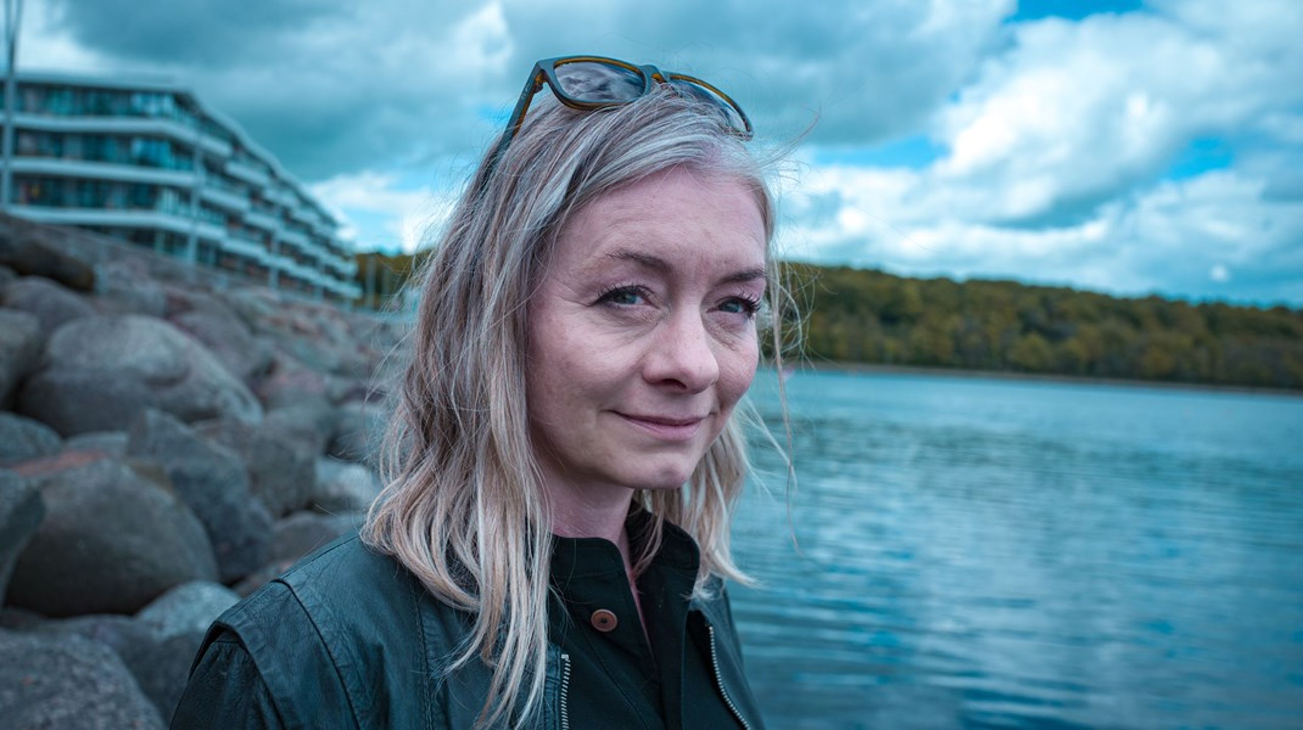Katrina Wiberg skal stå i spidsen for det nye forskningscenter på Aarhus Arkitektskole. Hun har tidligere modtaget Dristighedsprisen fra Statens Kunstfond for sin forskning i, hvordan&nbsp;klimatilpasning kan integreres i&nbsp;byudvikling og arkitektur.