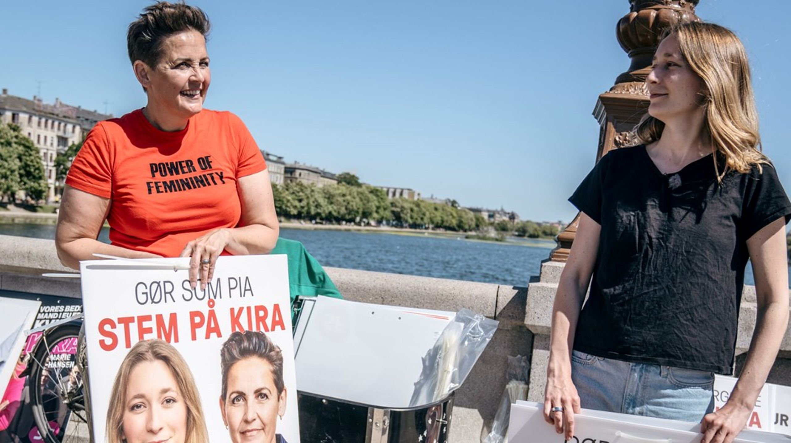 SF's spidskandidat Kira Marie Peter-Hansen hænger partiets første EU-valgplakater op sammen med formanden Pia Olsen Dyhr.&nbsp;