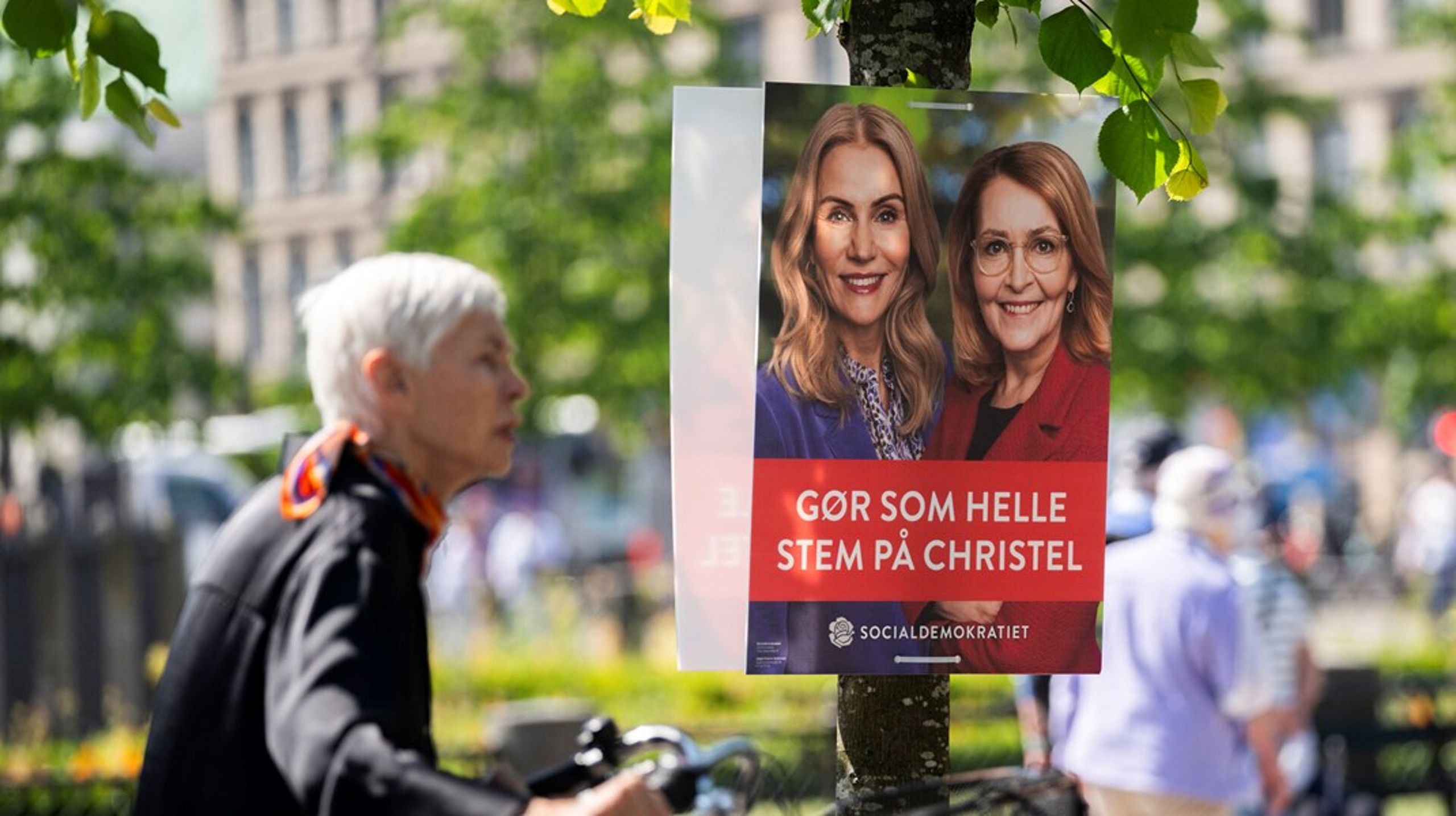 Tidligere statsminister og partiformand Helle Thorning-Schmidt er bare én af de S-profiler, der flankerer spidskandidat Christel Schaldemose på partiets valgplakater.