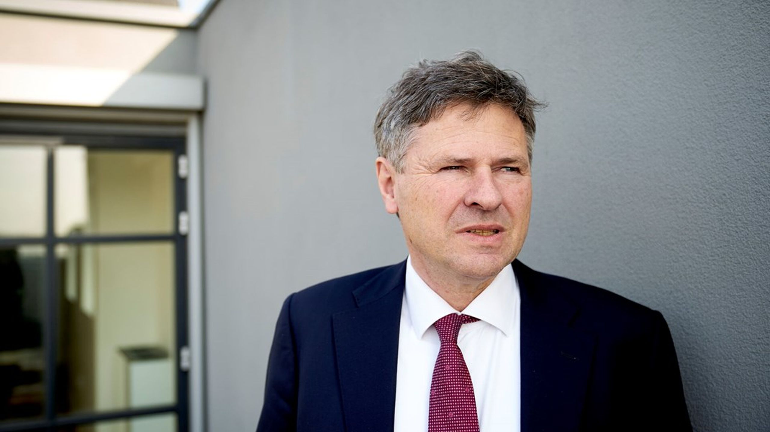 I 2022 sagde Jesper Berg op som direktør for Finanstilsynet. Det kom senere frem, at de afgående direktør var tiltalt for vold mod en p-vagt. Han blev senere kendt skyldig.