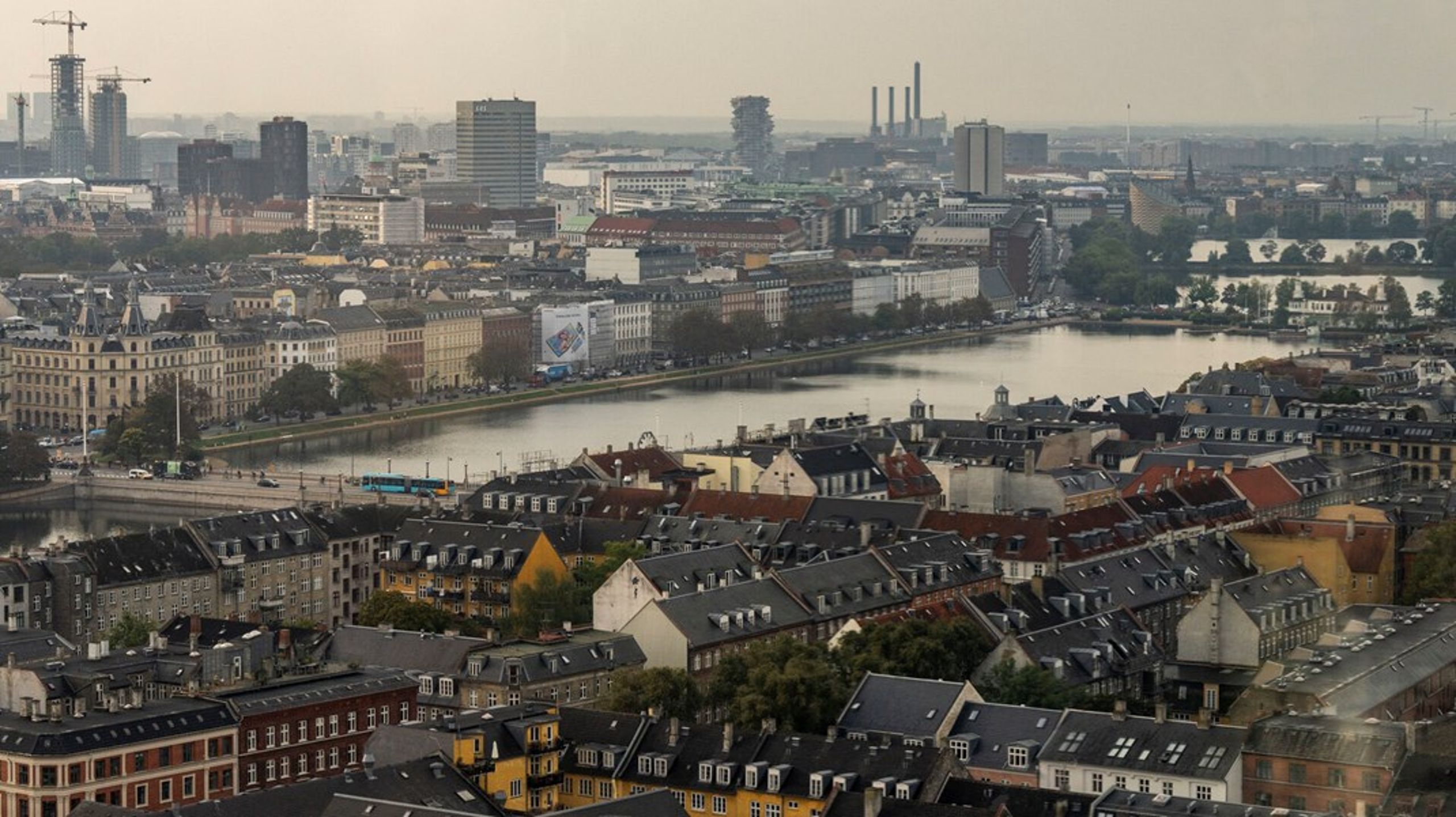 EU's bygningsdirektiv stiller krav om, at alle nye bygninger skal være klimaneutrale fra 2030, men i København bor langt de fleste borgere i boliger, som for længst er bygget, som måske er 100 år gamle. Derfor vil De Radikale gå længere med krav om, at alle eksisterende boliger i København skal energirenoveres op til mindst energimærke C i 2030. Det vil stille krav til godt halvdelen af alle boliger i København.