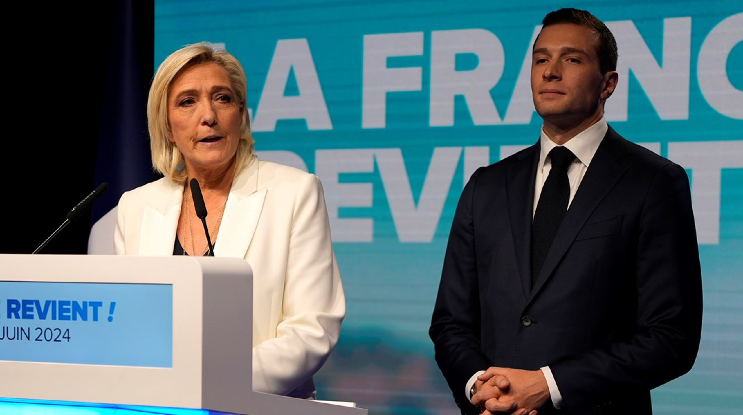 Højrefløjspartiet Rassemblement National med Marine Le Pen har fået et godt europaparlamentsvalg. Så godt, at Frankrigs præsident,&nbsp;Emmanuel&nbsp;Macron, der fik en gedigen vælgerlussing, søndag aften valgte at&nbsp;udskrive valg til det franske parlamentet 30. juni.&nbsp;