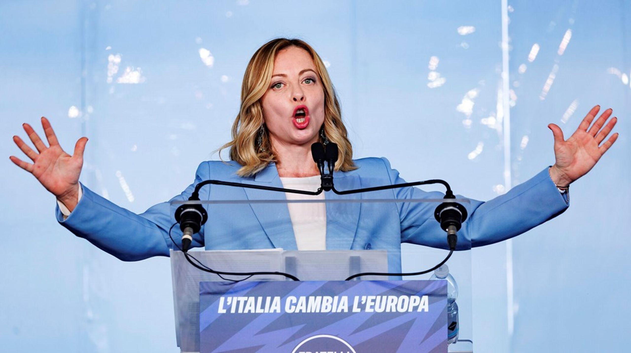 "Italien ændrer Europa," står der på Giorgia Melonis talerstol. Og det er måske lige præcis det, der er hendes plan.