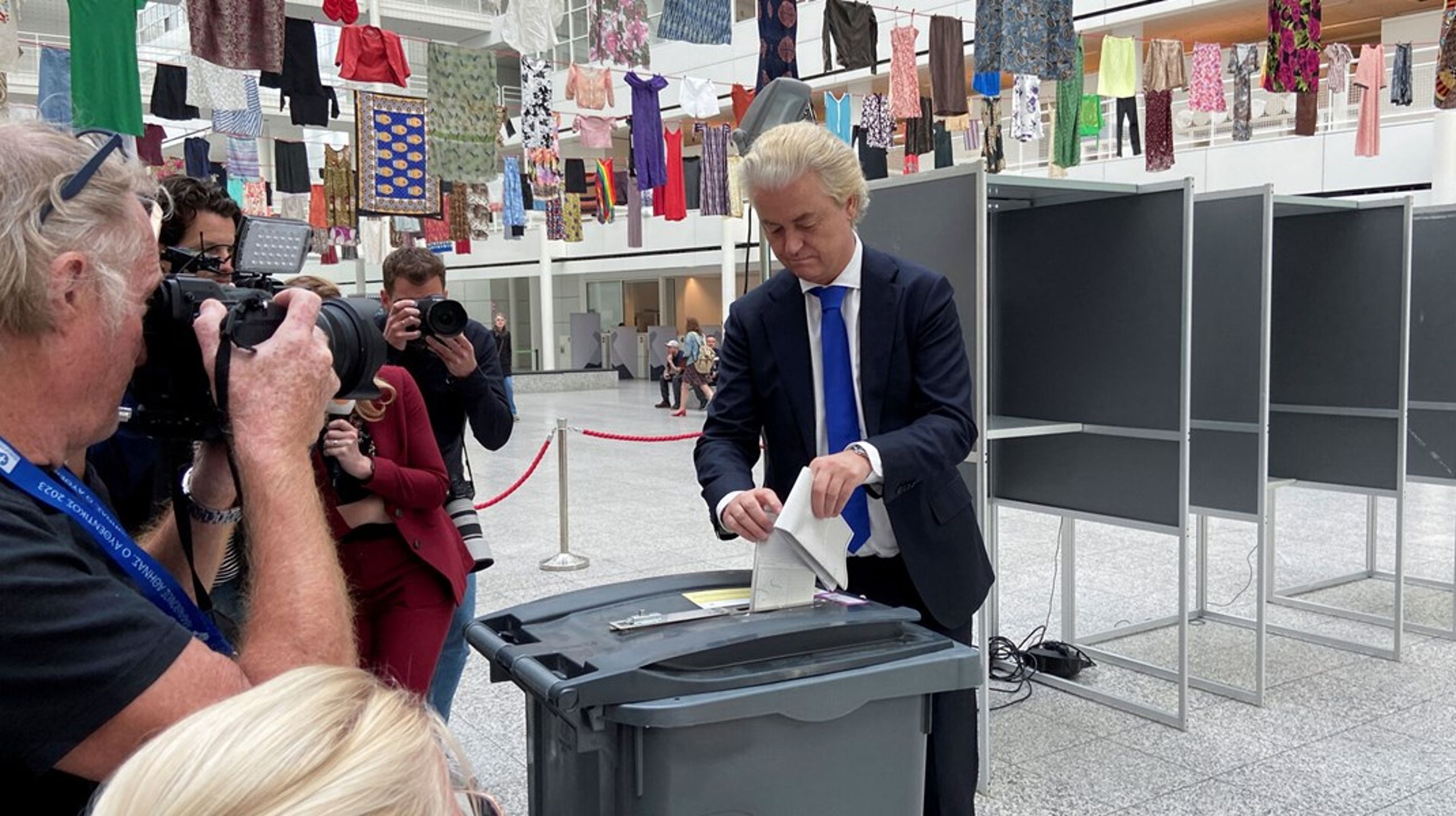 Lederen af det hollandske nationalistparti Frihedspartiet, Geert Wilders, stemte sammen med alle de andre hollandske vælgere allerede torsdag. I Danmark og de fleste andre EU-lande foregår valget på søndag.&nbsp;