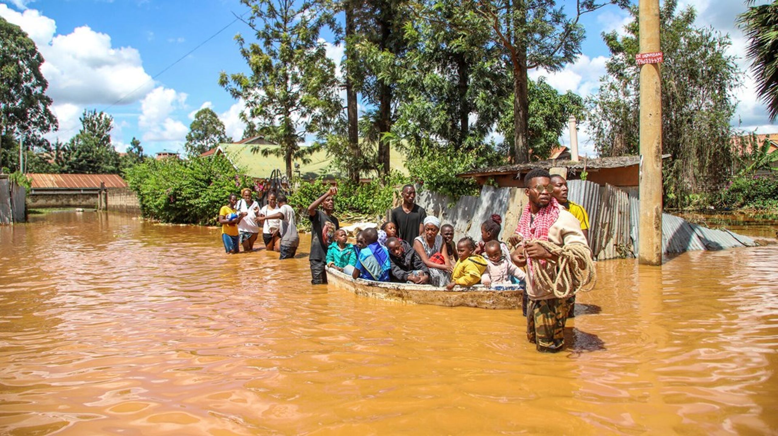 En familie er på flugt fra oversvømmelser, der skabte kaos i Githurai-området i Nairobi, Kenya, den 24. april 2024. Ekstreme vejrbegivenheder har ramt dele af Afrika i de sidste tre år, med tropiske storme, oversvømmelser og tørke, der har forårsaget kriser med sult og fordrivelse.