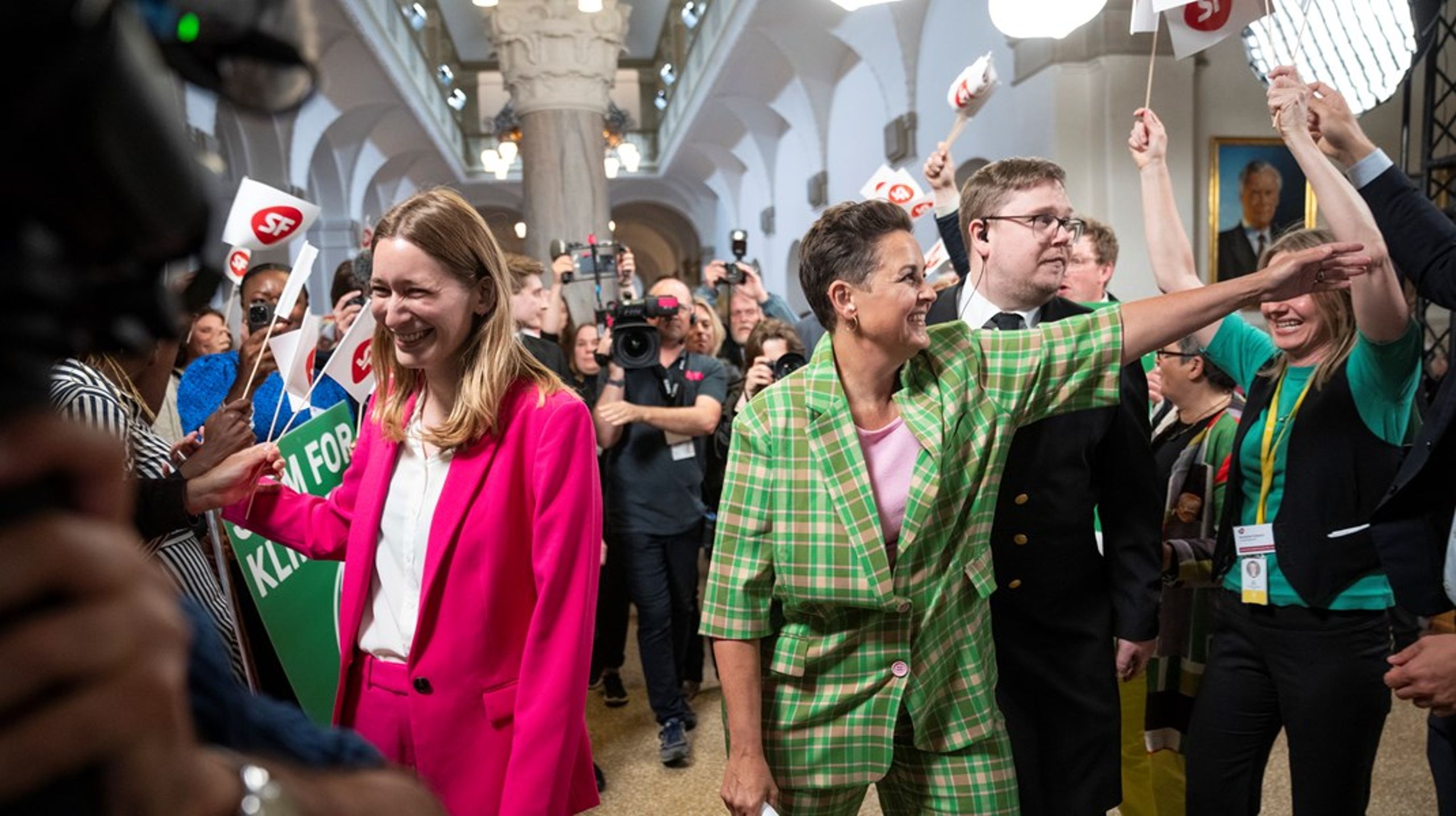 Kira Marie Peter Hansen og Pia Olsen Dyhr blev fulgt af jublende SF'ere frem til partiets valgest i Landstingssalen på Christiansborg.
