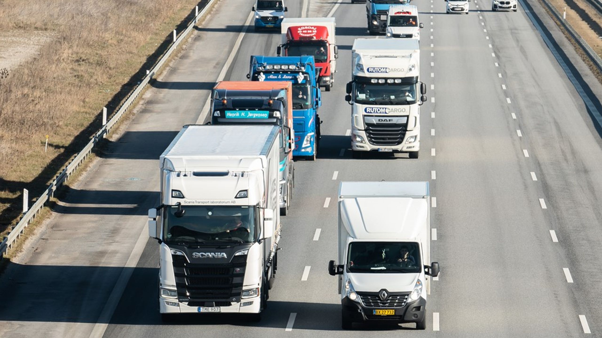 Grøn omstilling i vejgodstransporten afhænger af fælles, enkelte europæiske regler, der giver branchen mulighed for at udnytte potentialet og blive mere energieffektiv samt reducere transportens klima- og miljøpåvirkning med mere, skriver Stefan K. Schou. Arkivfoto.