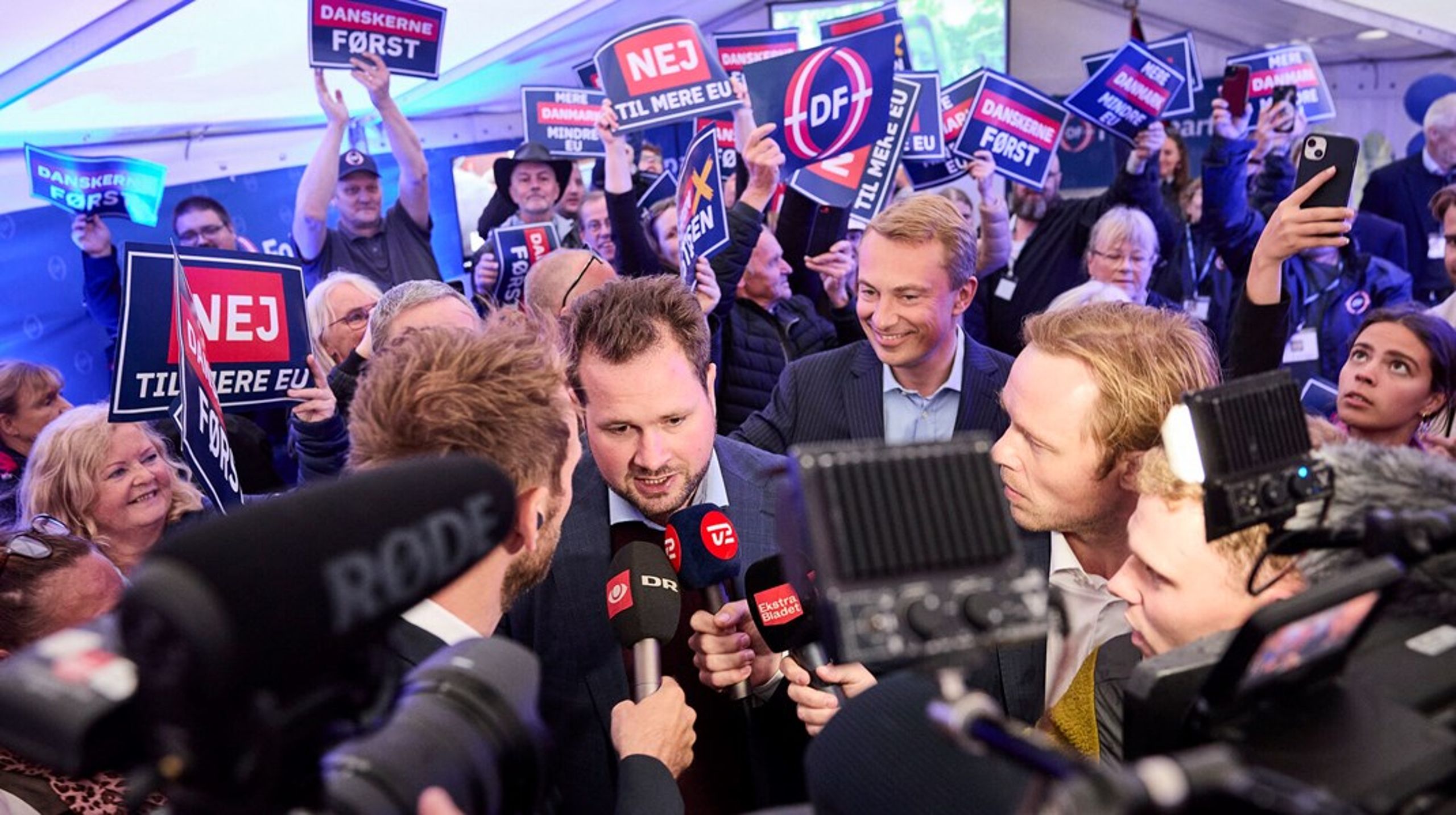 Der var højt humør, da Anders Vistisen (DF) entrerede valgfesten i Ejstrupholm.