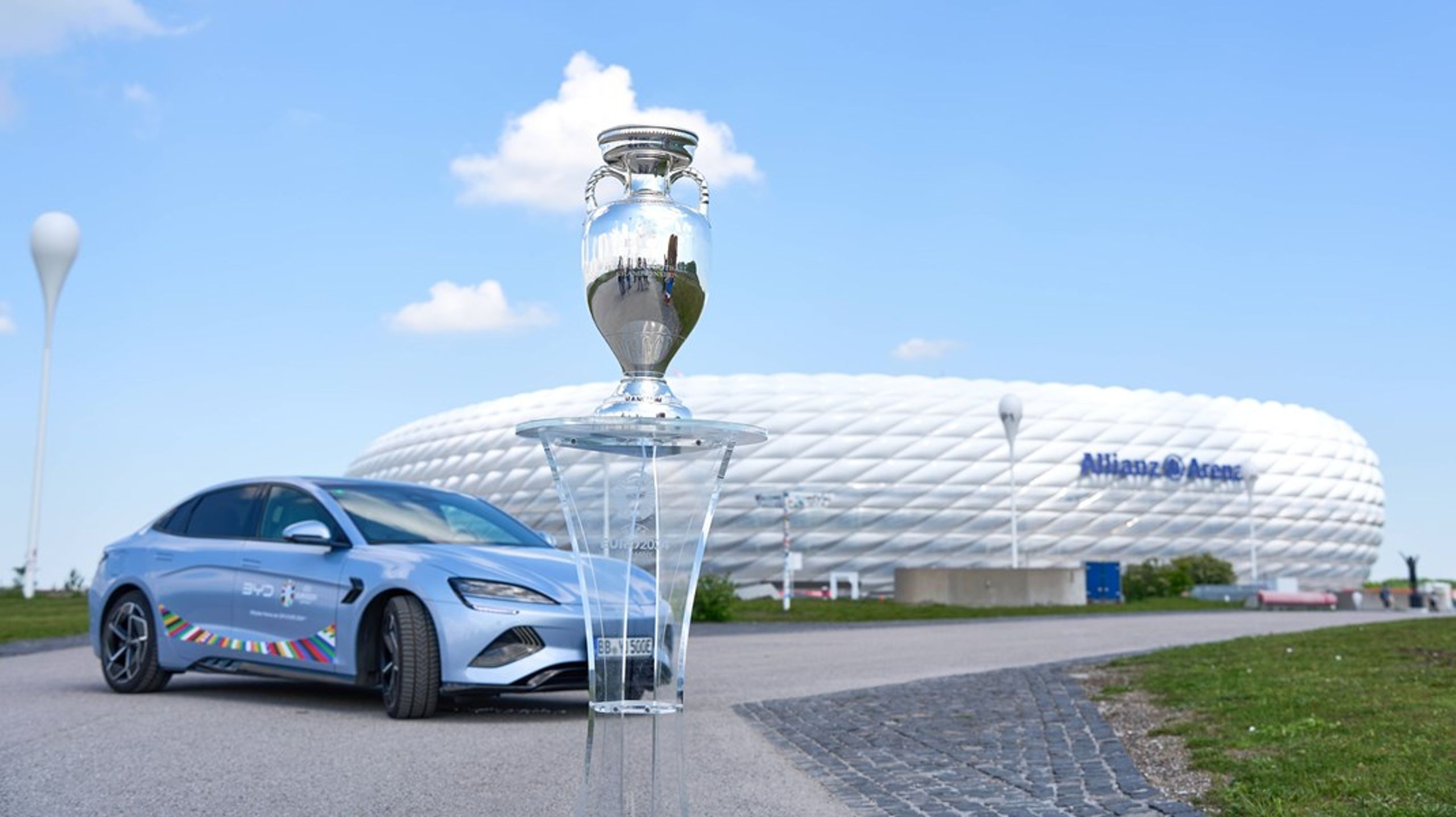 Normalt er Allianz Arena, det store tyske stadion i München, uløseligt forbundet med det tyske mærke Audi. Men i år må den stolte tyske industri overlade pladsen til kinesiske BYD, der er en af hovedsponsorerne ved sommerens EM-slutrunde i Tyskland.
