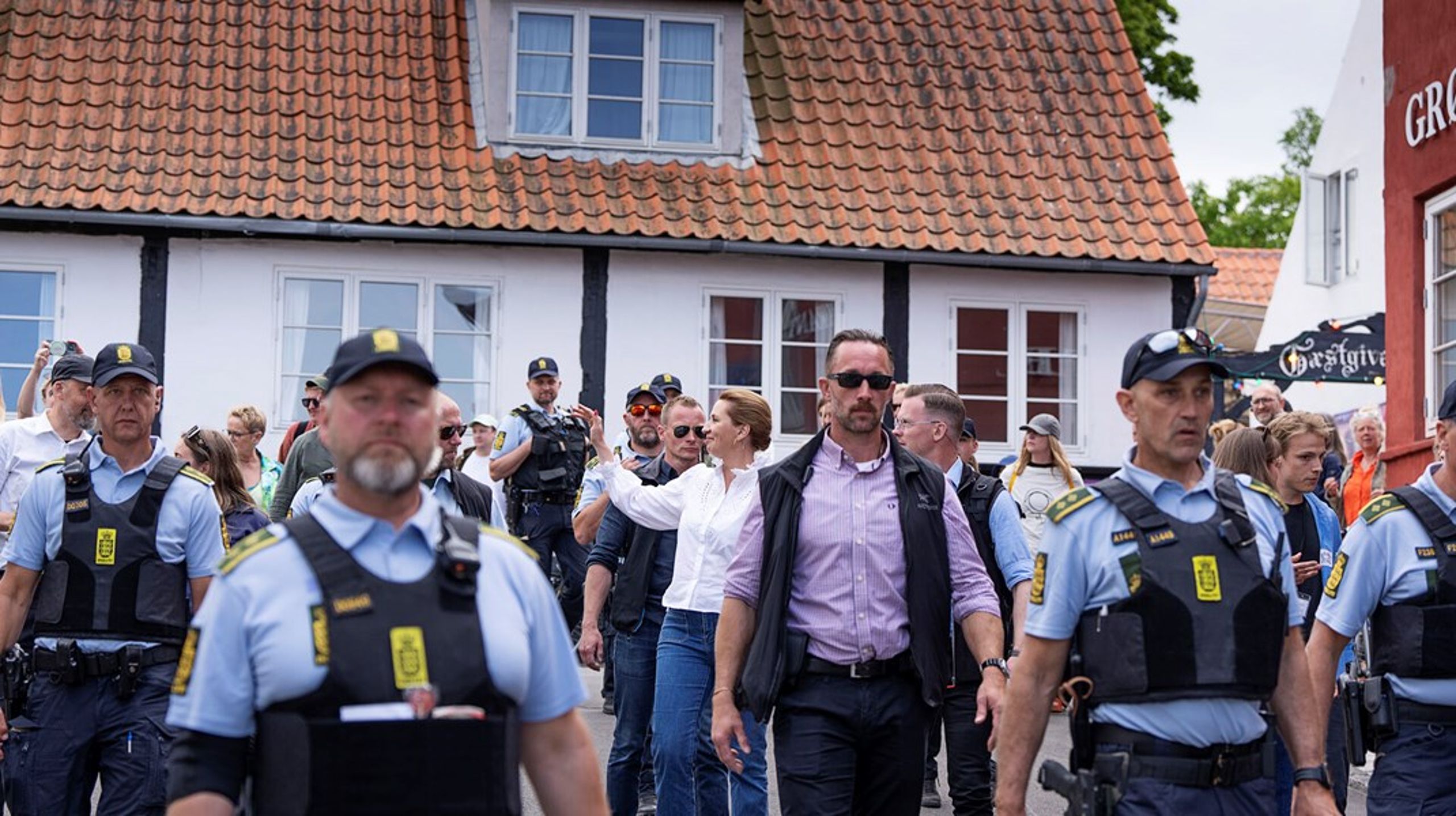 Mette Frederiksen (S) var svær at spotte i et hav af politi- og sikkerhedsfolk på Folkemødet i Allinge. Her vinker hun til en deltager, der var glad for at se statsministeren.