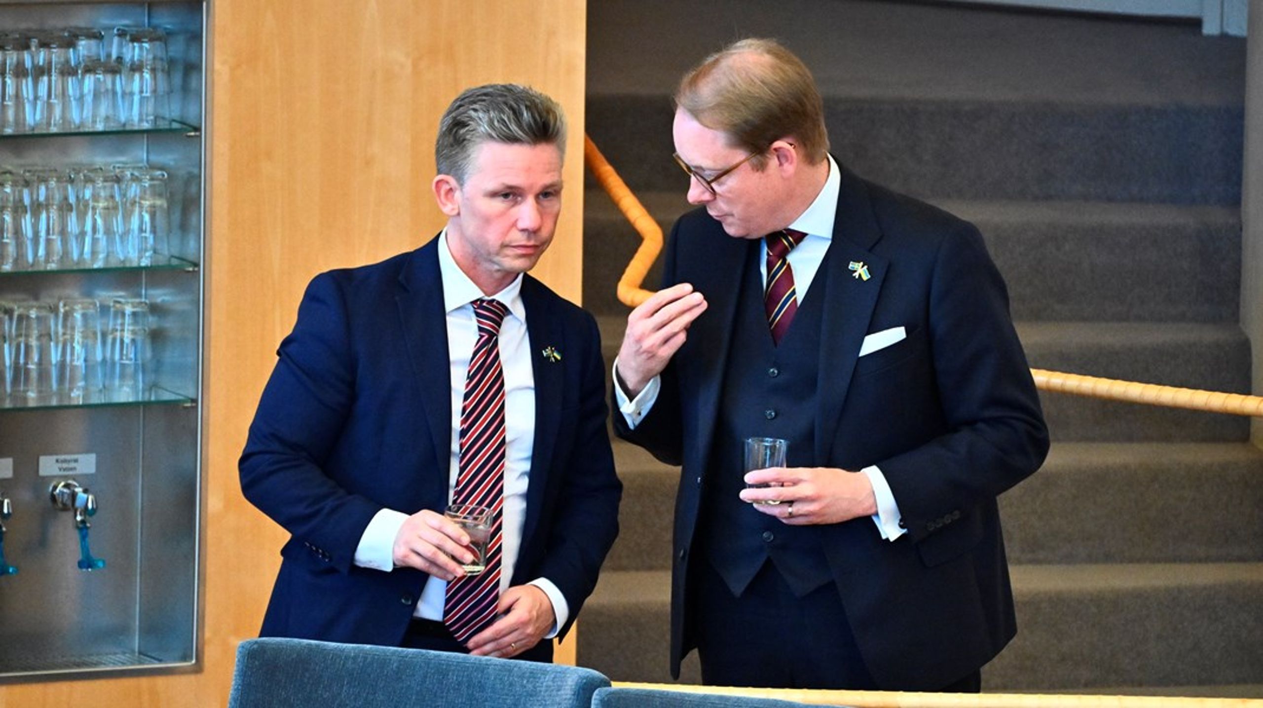 Pål Jonson og Tobias Billström fik DCA-aftalen godkendt af Riksdagen tirsdag aften.