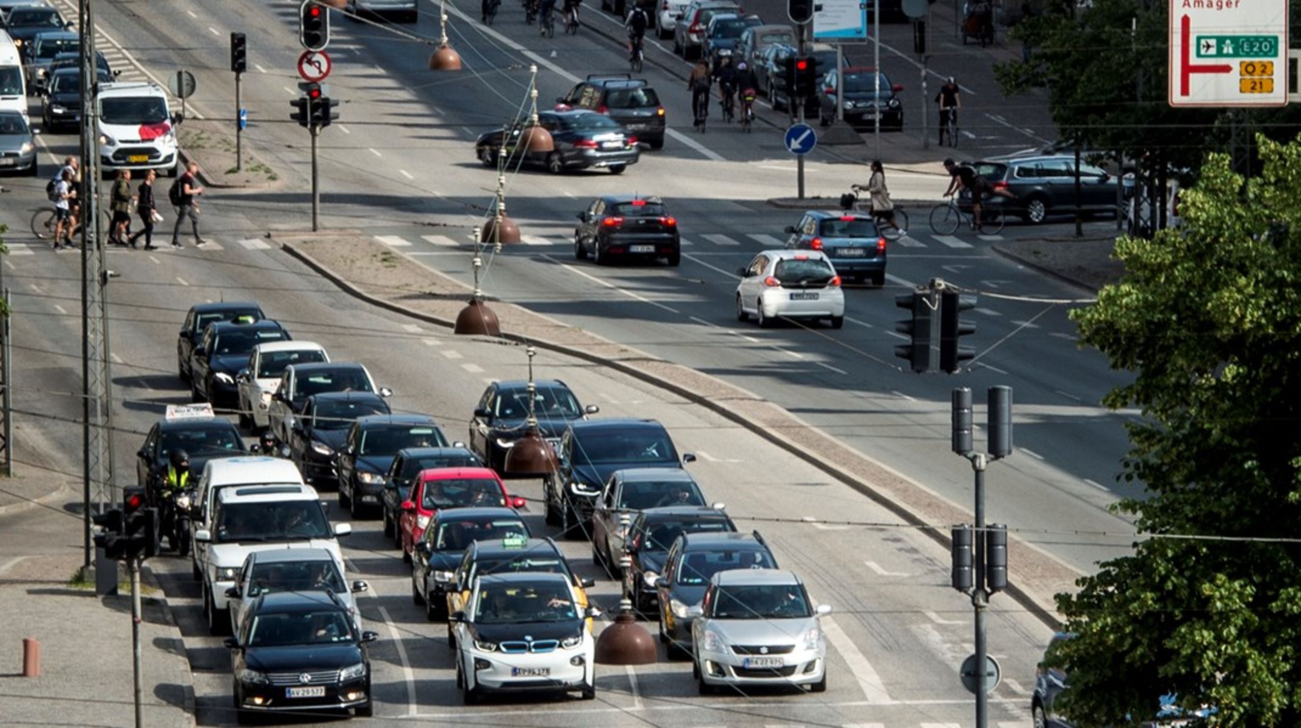 I en ny analyse foreslår tænketanken Concito at indføre en vejafgift oveni de eksisterende bilafgifter. Pengene skal bruges på de borgere, der bliver generet af trafikken på grund af&nbsp;støj, partikelforurening eller uheld, lyder det.
