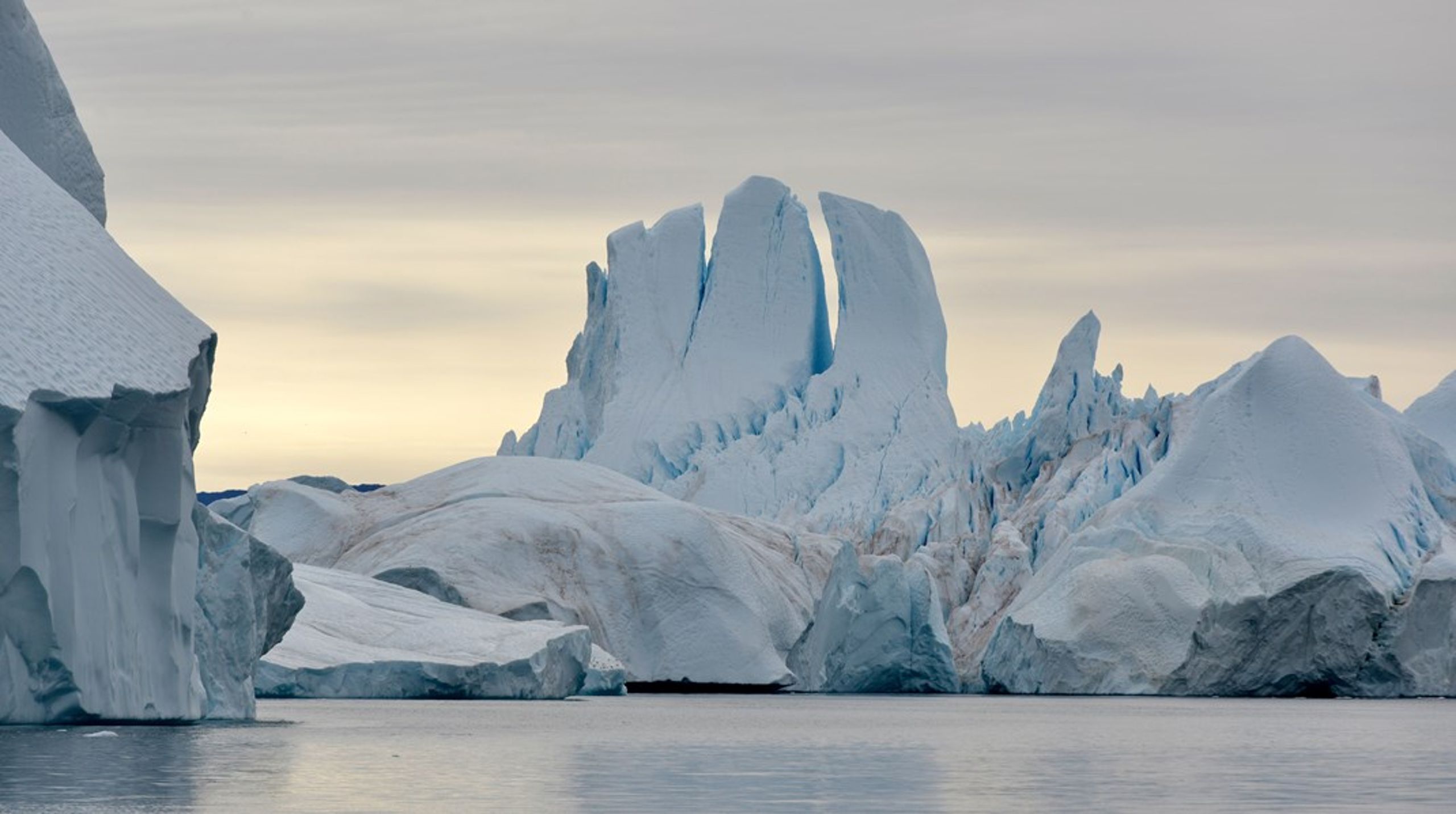 Lodrette,&nbsp;fleksible&nbsp;gardiner fastgjort til havbunden i eksempelvis isfjorden i Ilulissat&nbsp;er blandt de kontroversielle løsninger, der i stadigt højere grad bliver talt seriøst om.