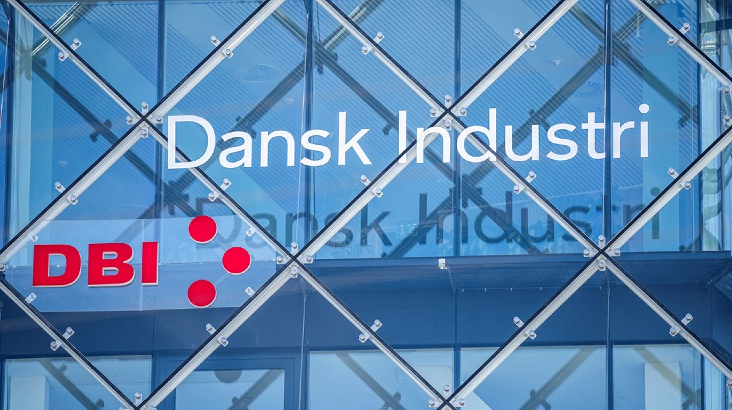 "Har fået ny titel i dag - beholder heldigvis ansvarsområder og udsigt. Jeg er blevet udnævnt til vicedirektør i DI - Dansk Industri, " oplyser Signe Tychsen Philip på LinkedIn.