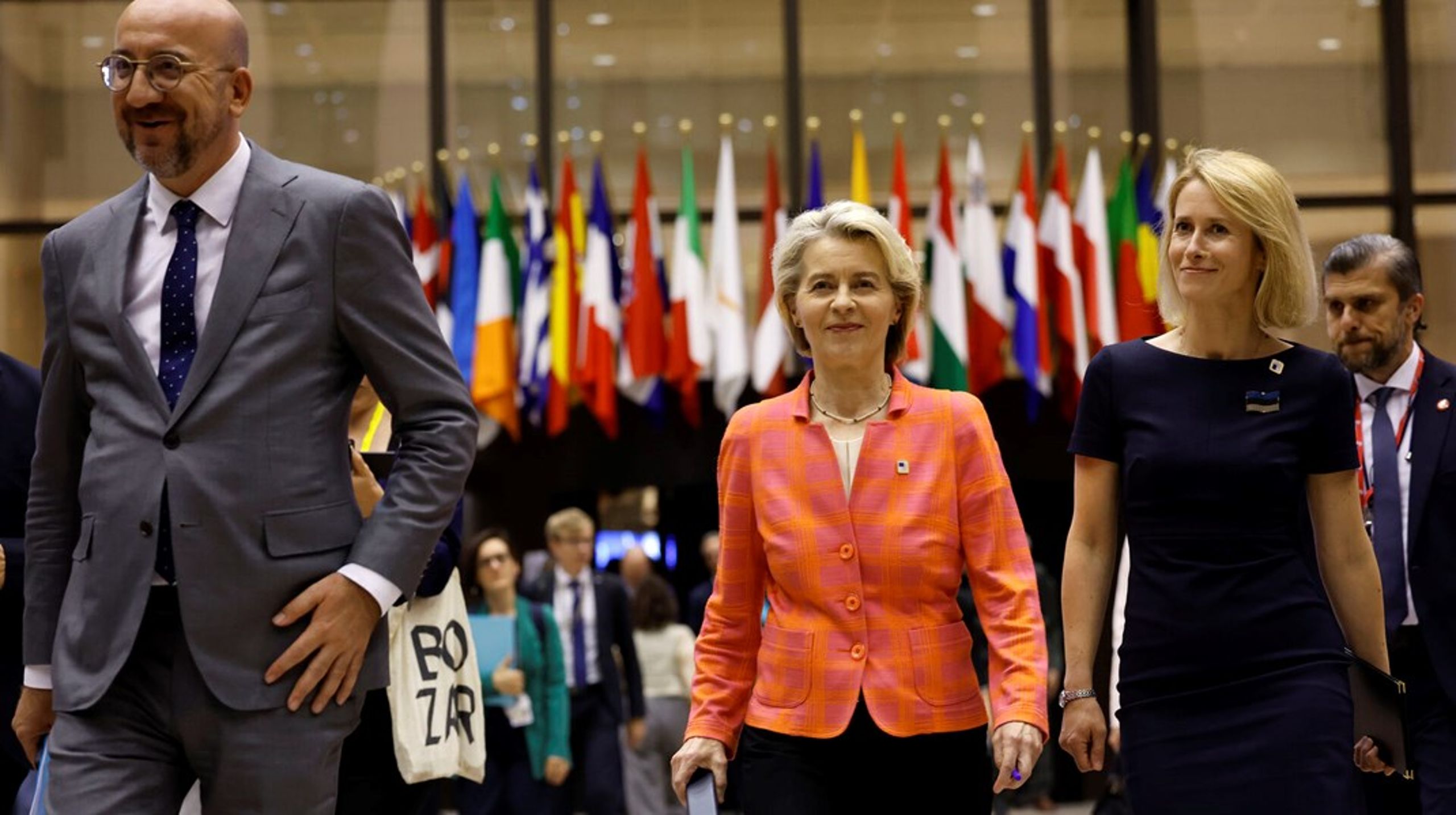 Tyske Ursula von der Leyen i midten står til fem år til i spidsen for EU-Kommissionen, mens estiske Kaja Kallas ved hendes side er udpeget til at blive EU's nye udenrigschef. Den siddende formand for Det Europæiske Råd, Charles Michel (t.v.), er til gengæld på vej ud af billedet.