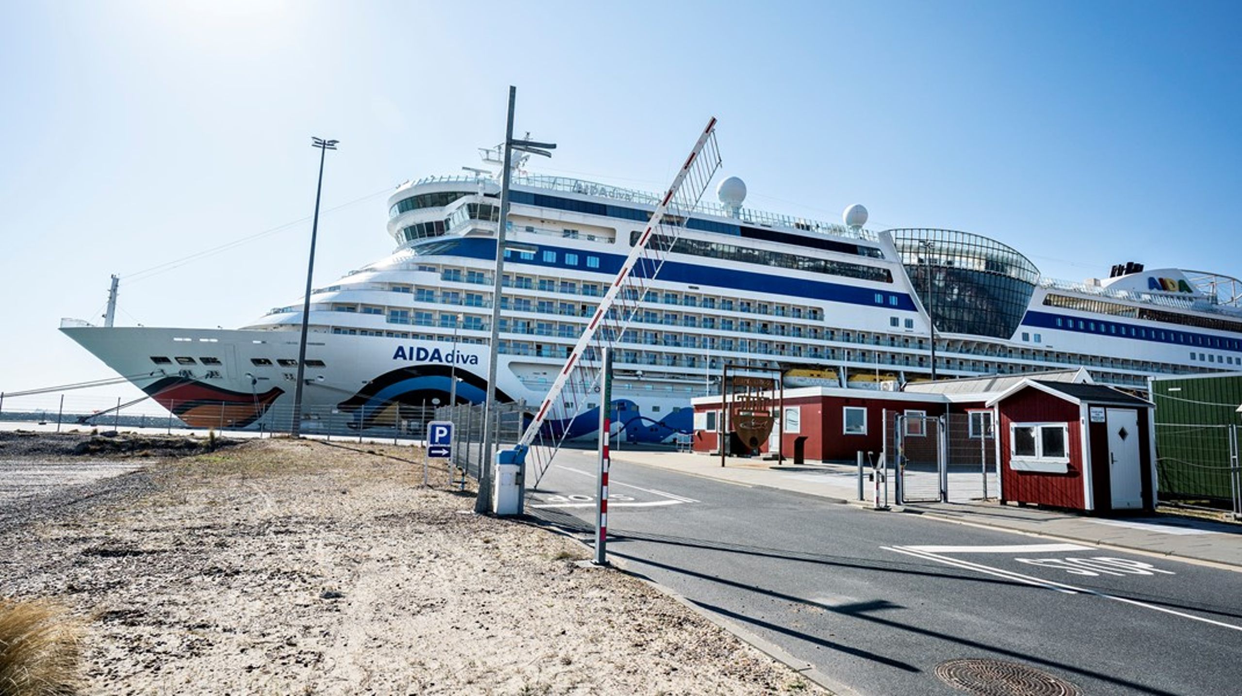 Krydstogtskib i Skagen Havn, hvor der er landstrøm nok til fiskerne, men ikke nok til de store krydstogtskibe.&nbsp;