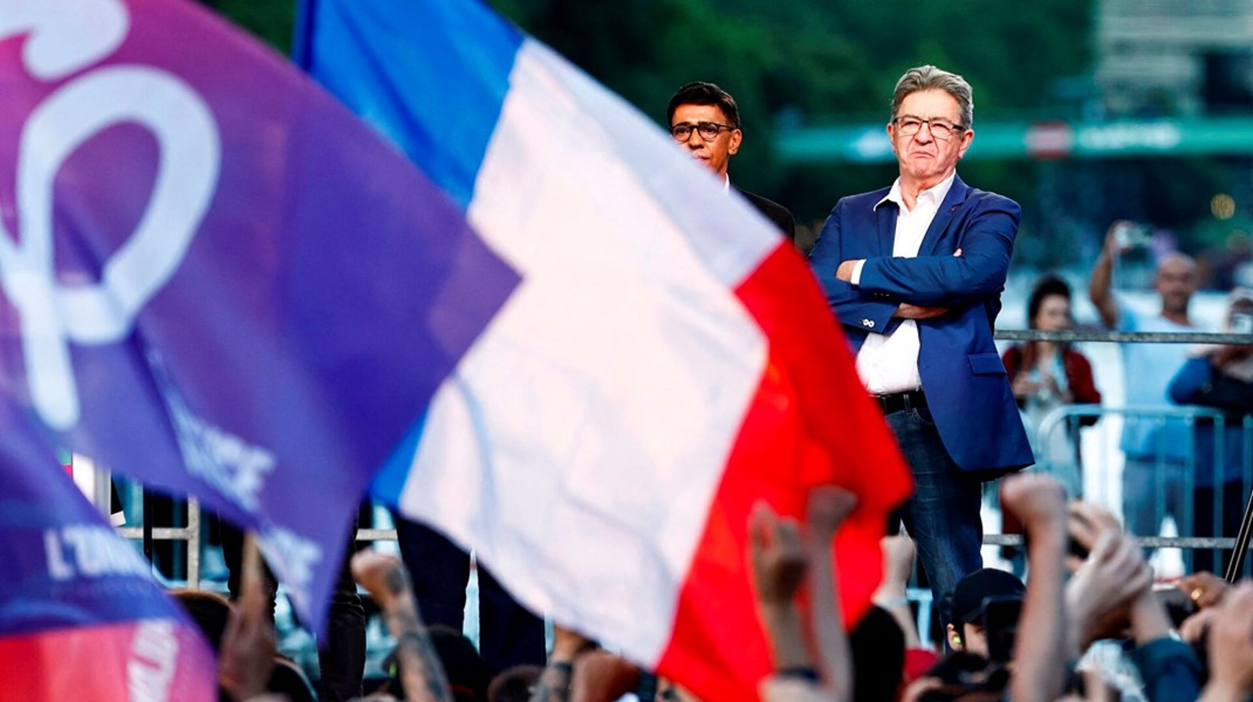 Lederen af venstrefløjspartiet La France Insoumise, Jean-Luc Mélenchon (t.h.), udnævnte sig selv til valgets vinder og præsident Macron til taber. Det er langtfra alle, der er enige med ham i det.