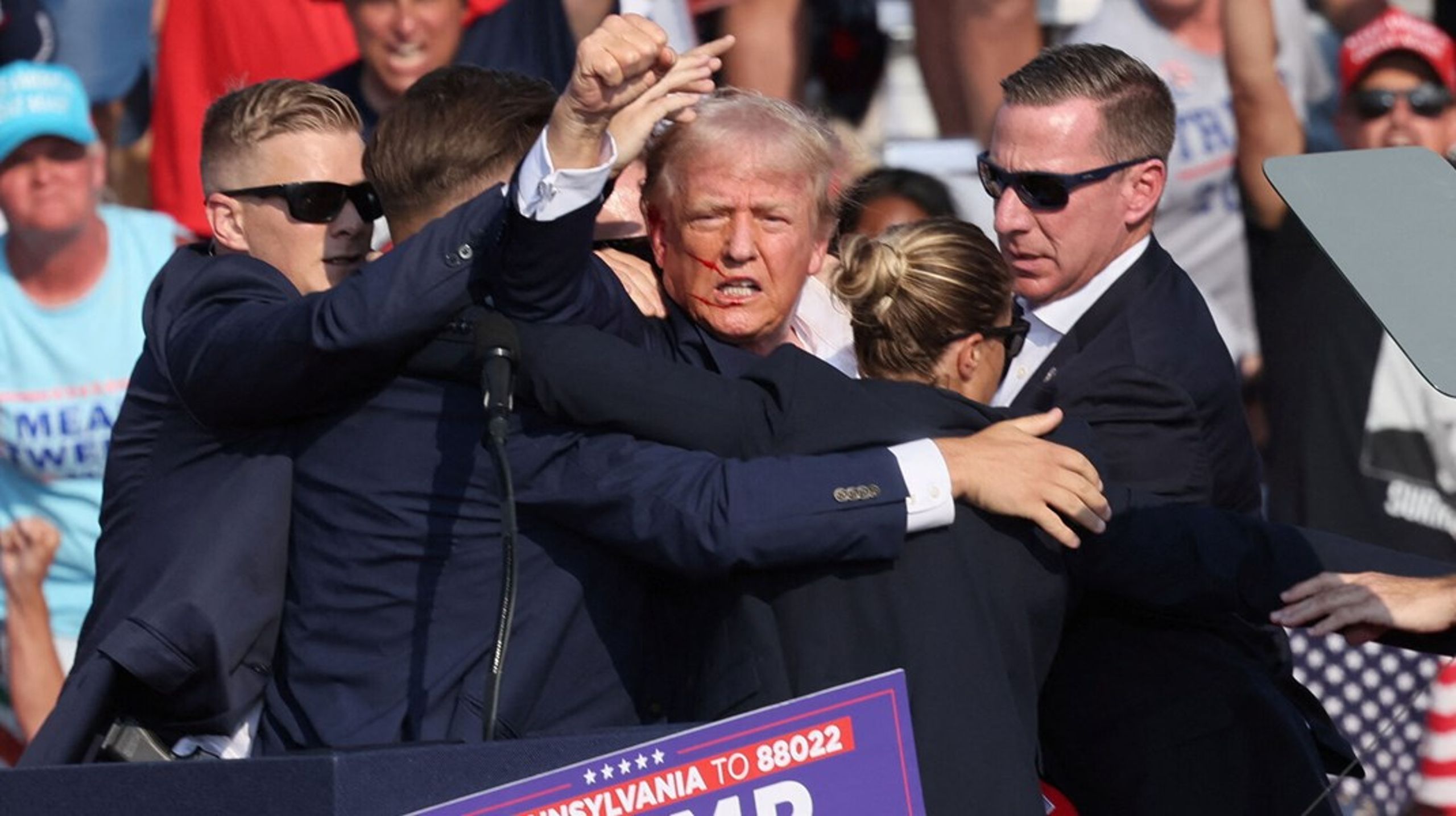 Billedet af den sårede Trump med blod i ansigtet, som omgivet af livvagter hæver sin knyttede næve i trods, er formentlig det stærkeste pressefoto i nyere tid.