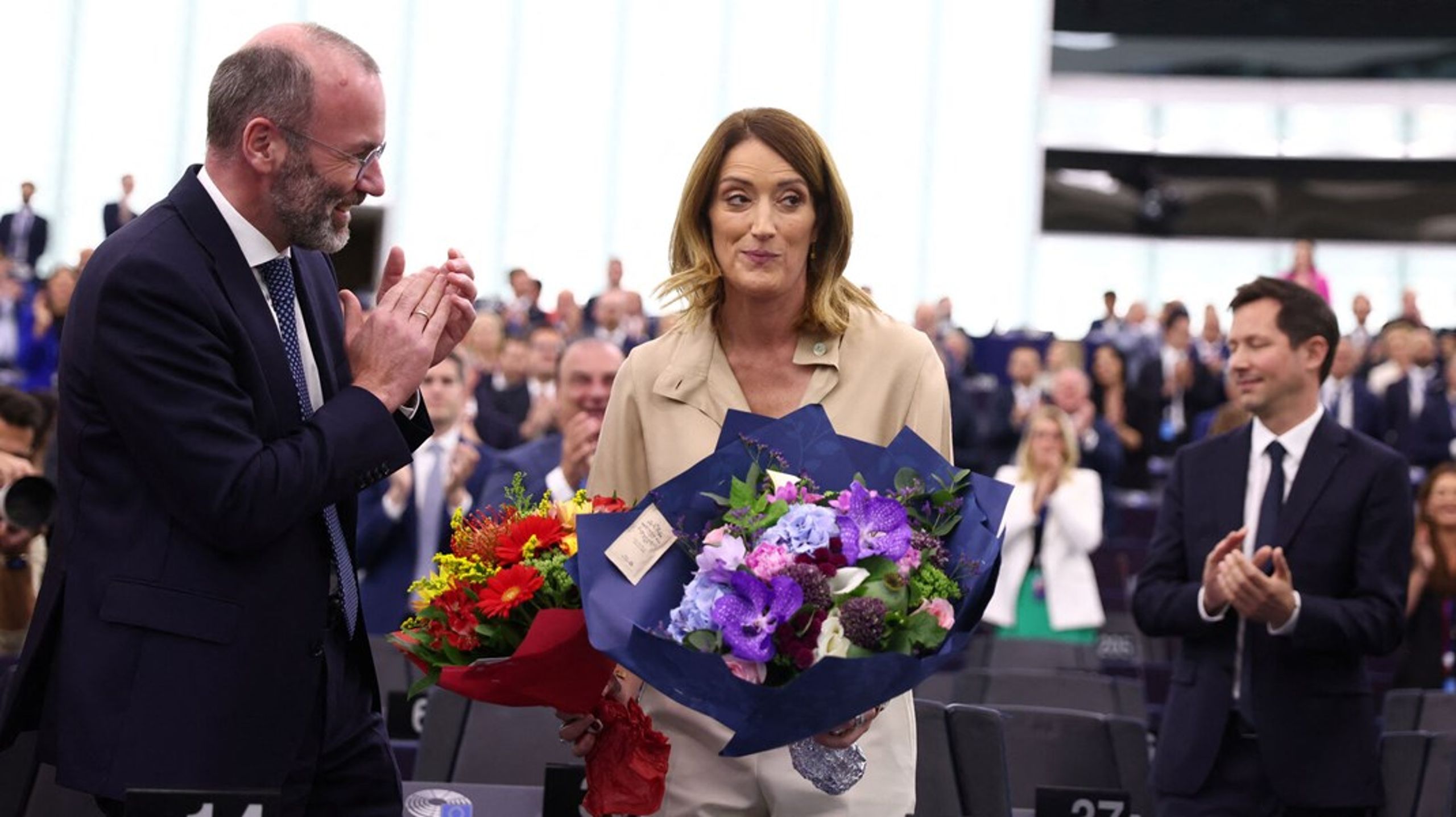 Roberta Metsola bliver lykønsket med genvalget af formanden for den konservative gruppe (EPP), Manfred Weber (t.v.)