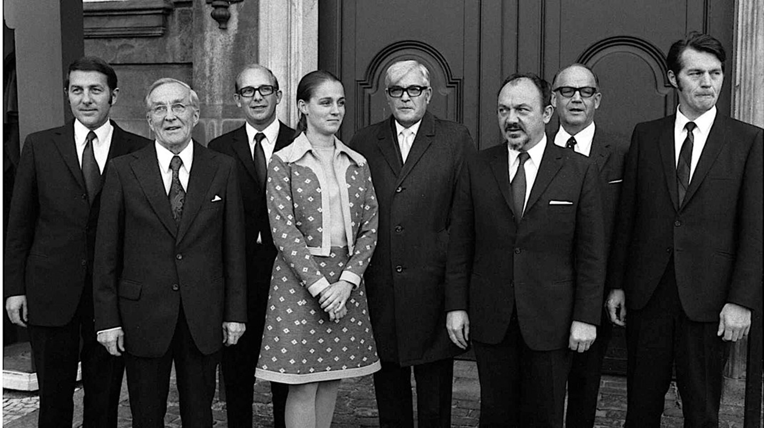 Anker Jørgensen præsenterer nye ministre i 1973. Til venstre ses nu afdøde, daværende forsvarsminister og senere udenrigsminister&nbsp;Kjeld Olesen. Han blev 92 år.