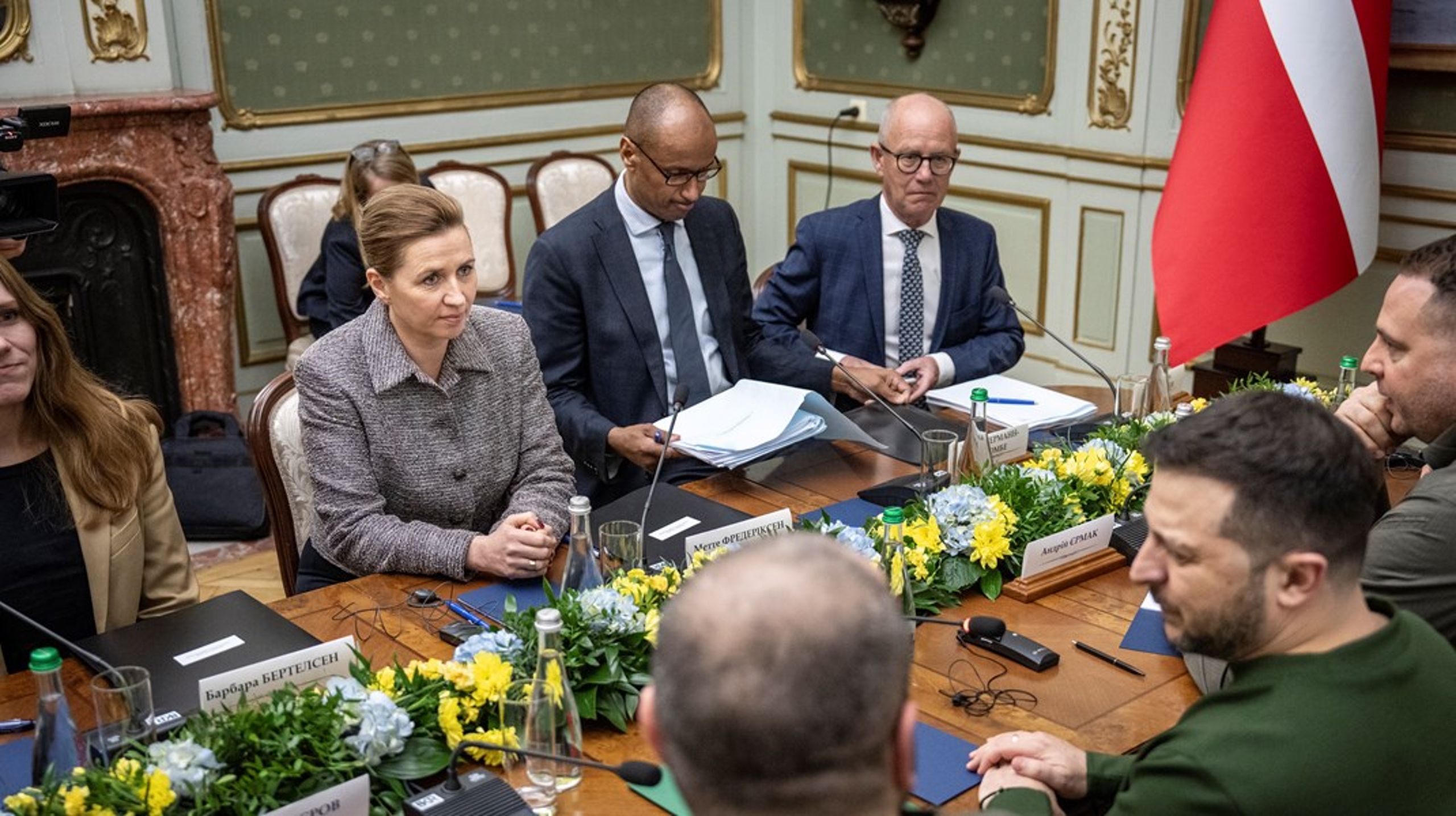 Jean-Charles Ellermann-Kingombe er første mand med briller til højre for statsminister Mette Frederiksen.