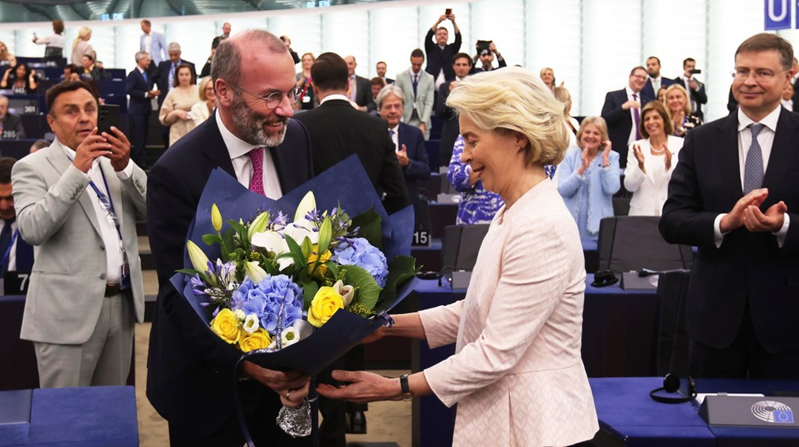 Ursula von der Leyen får en buket blomster fra Manfred Weber
(formand for den store konservative gruppe), efter hun er blevet godkendt som EU-kommissær.