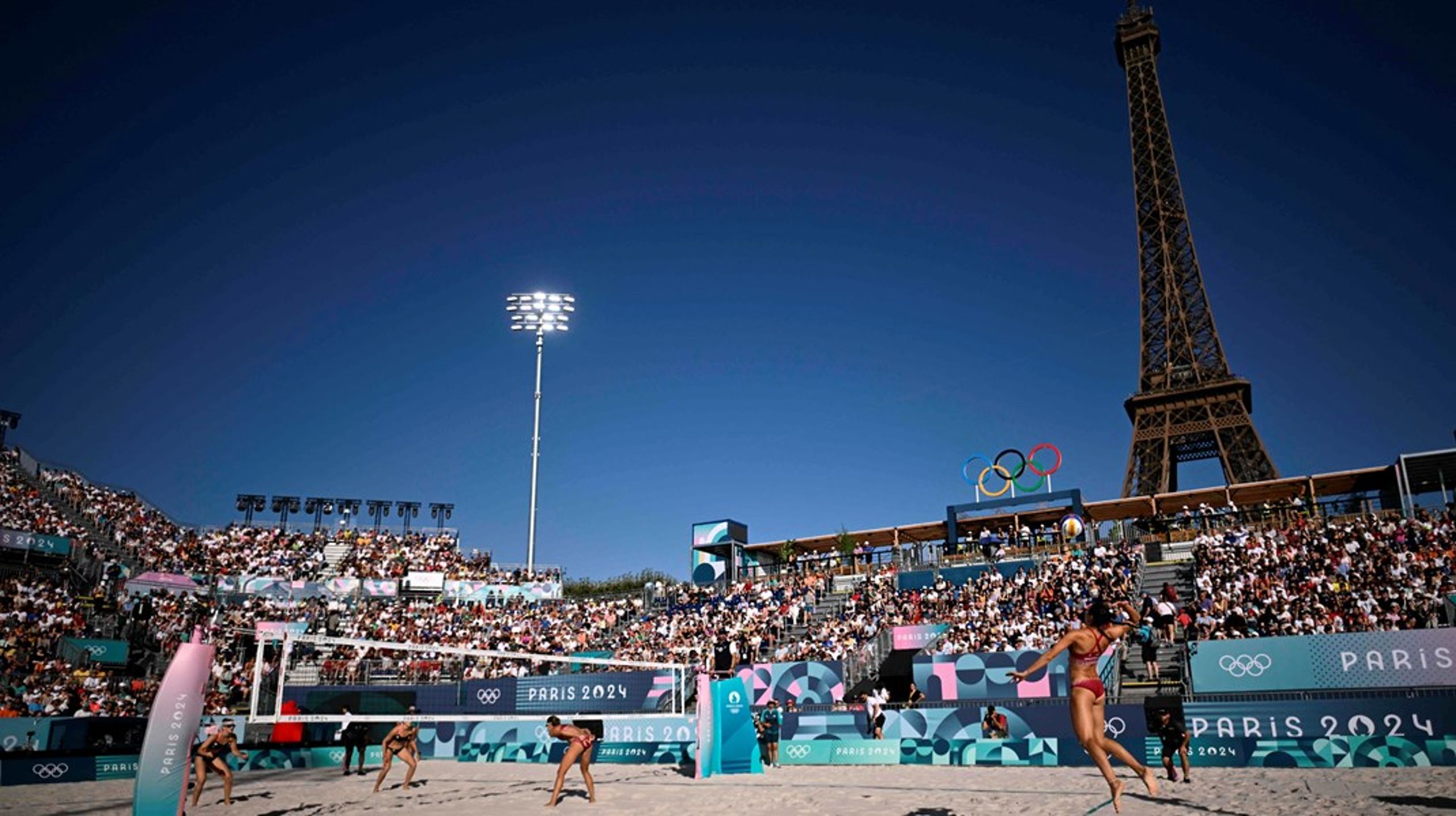 Beachvolley-turneringen under Eiffeltårnet fremhæves som et eksempel på, at arrangørerne er lykkedes med at bruge byen som arena.&nbsp;