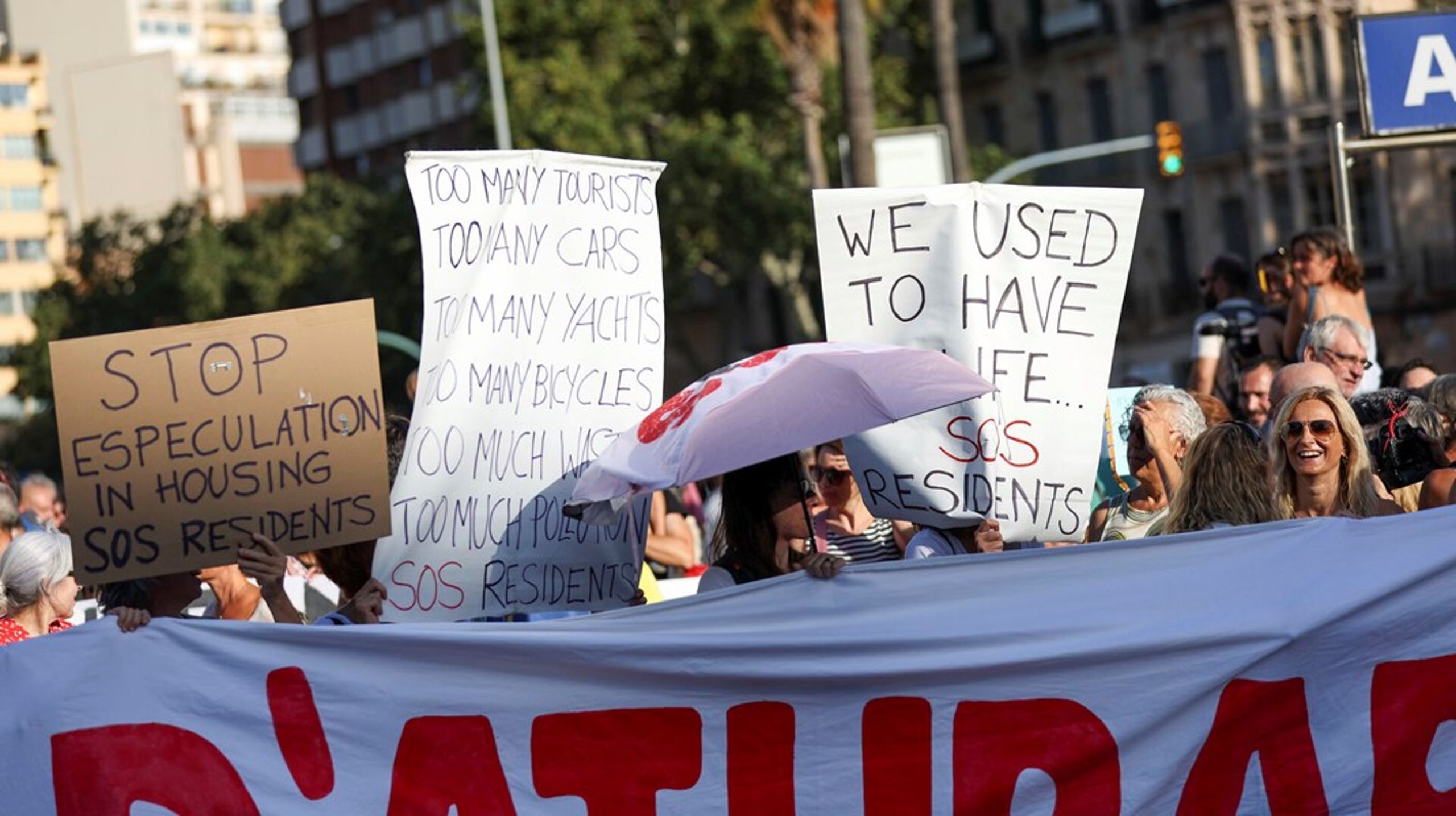 I bl.a. Barcelona og her i Palma på Mallorca har de lokale indbyggere denne sommer protesteret mod masseturismen og airbnb-udlejning, som har sendt lejlighedspriserne i vejret og gjort svært at finde boliger, som de lokale kan betale.