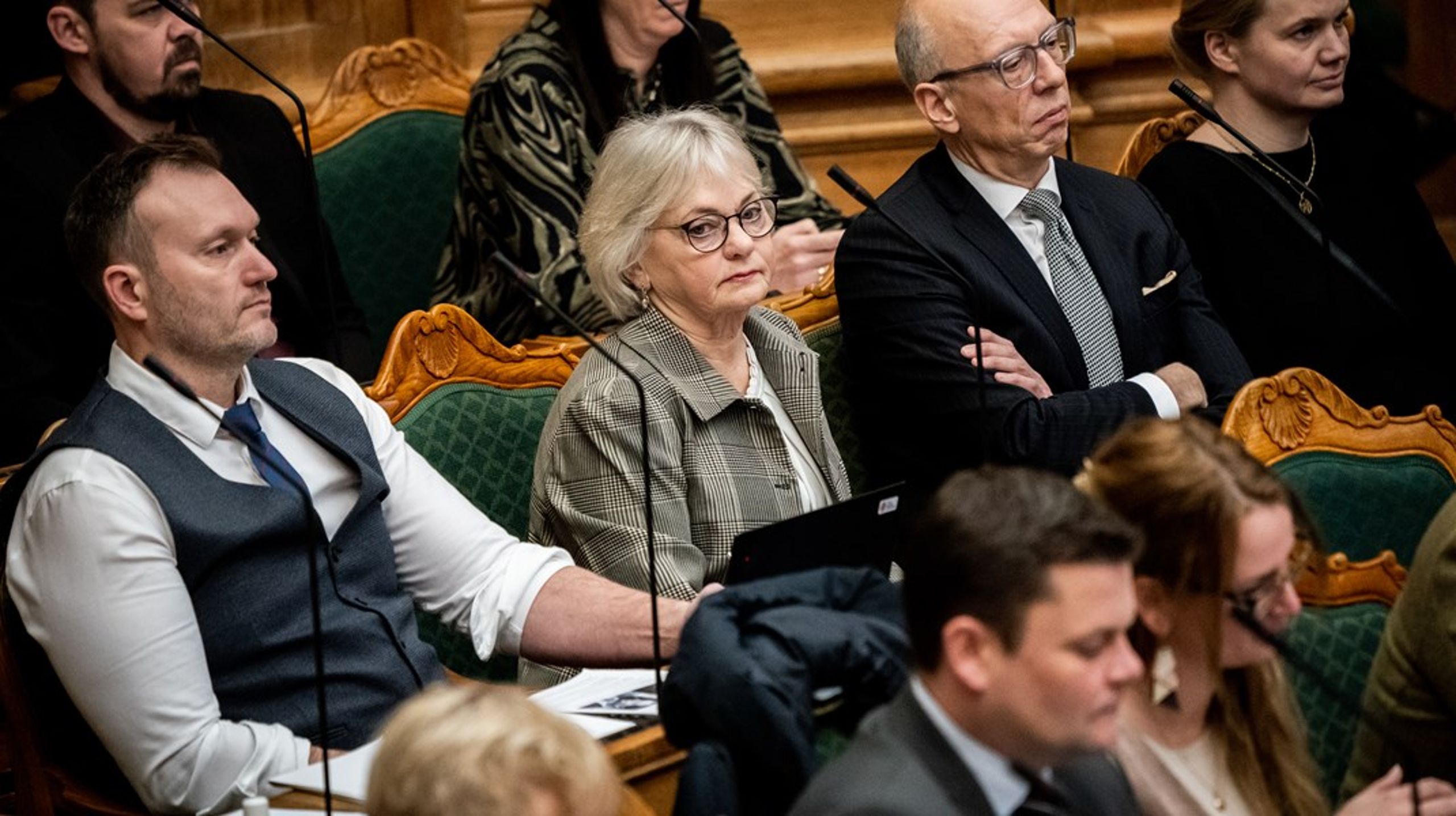 Henover sommeren har Dansk Folkeparti, Nye Borgerlige og Lars Bojes kommende parti låst sig fast i en form for borgerlig kannibalisering, skriver Benny Damsgaard.