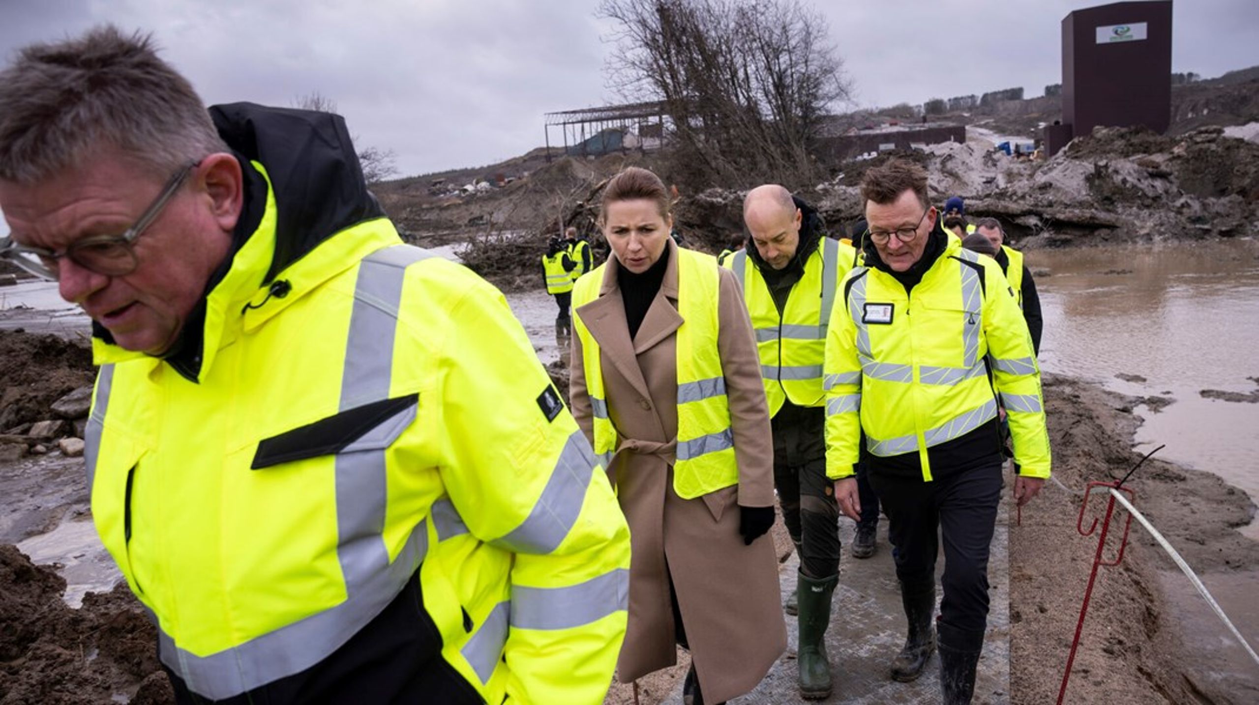 Oprydningen efter det store jordskred ved Nordic Waste får nu Randers Kommune med S-borgmester Torben Hansen i spidsen (tv.) til at søge om 'fattighjælp' fra staten.<br>