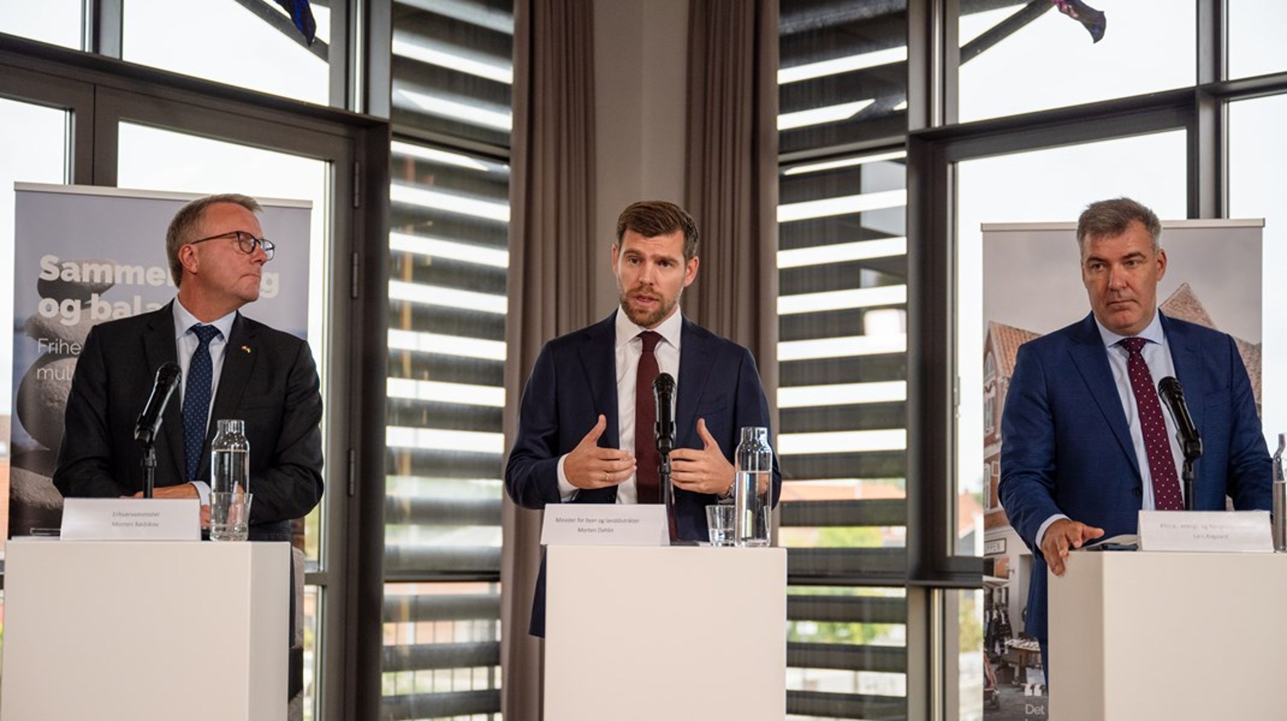 Minister for landdistrikterne Morten Dahlin (V), erhvervsminister Morten Bødskov (S) og klimaminister Lars Aagaard (M) præsenterede regeringens nye landdistriktsudspil på Skælskør bibliotek.&nbsp;