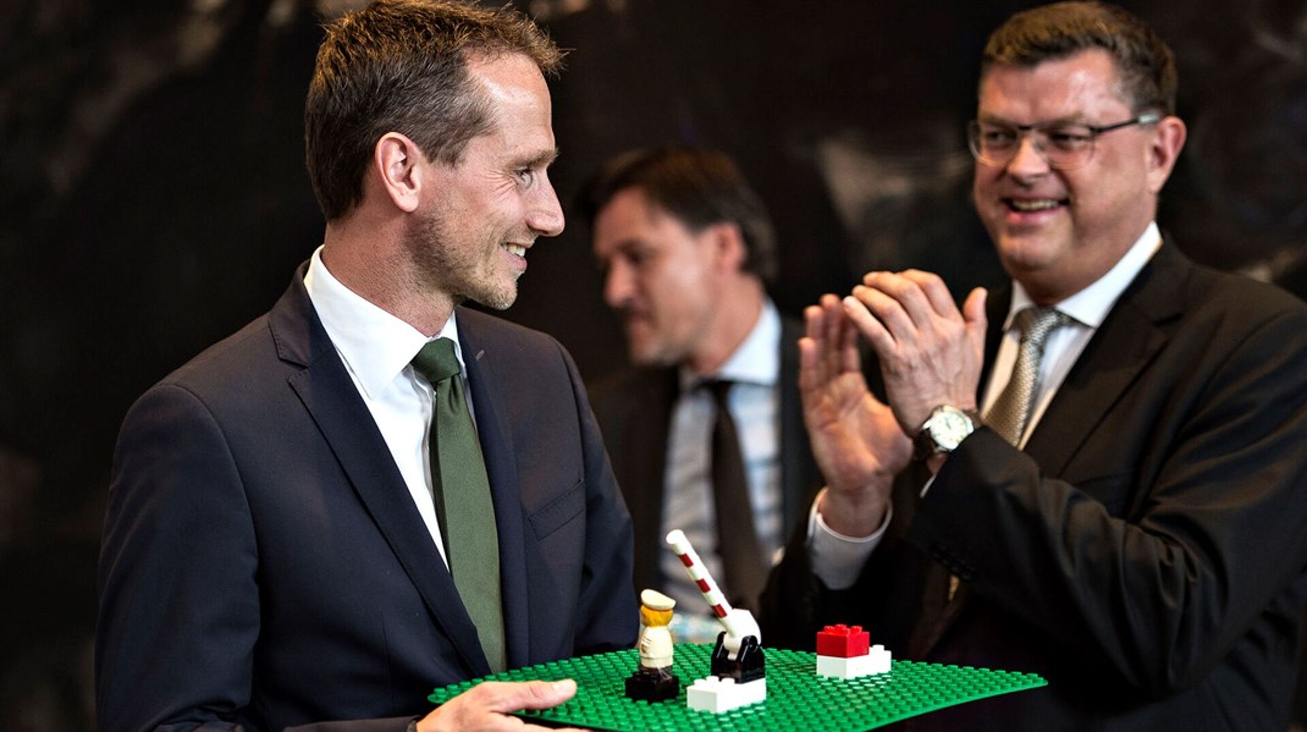 Der var både lego-klodser og grænsebomme i spil, da daværende handels og udviklingsminister Mogens Jensen (S)&nbsp;og udenrigsminister Martin Lidegaard (R) i 2015 overdrog deres ministertitler til Kristian Jensen (V)&nbsp;